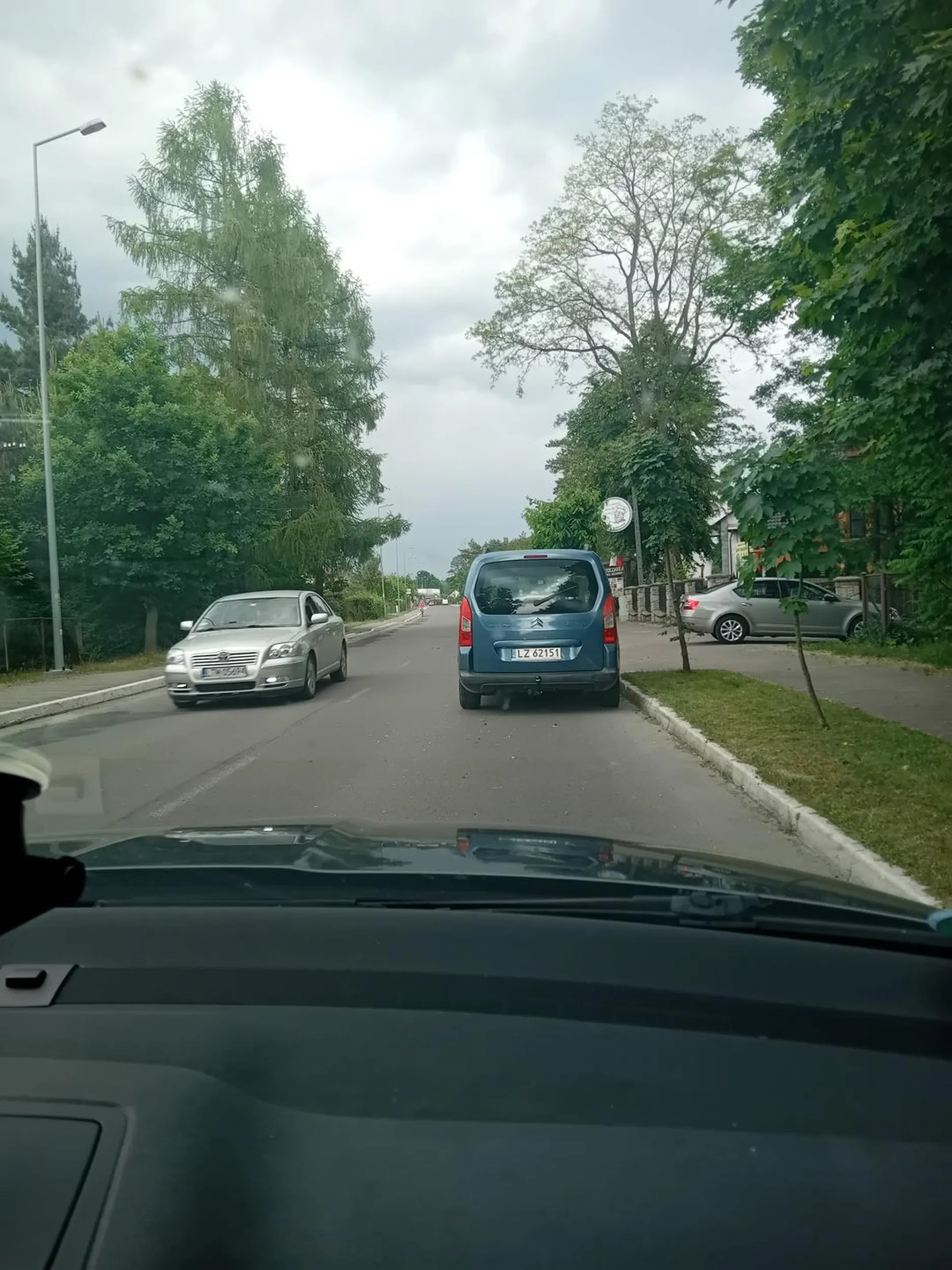 Nie umie parkować nie pozdrawiam.