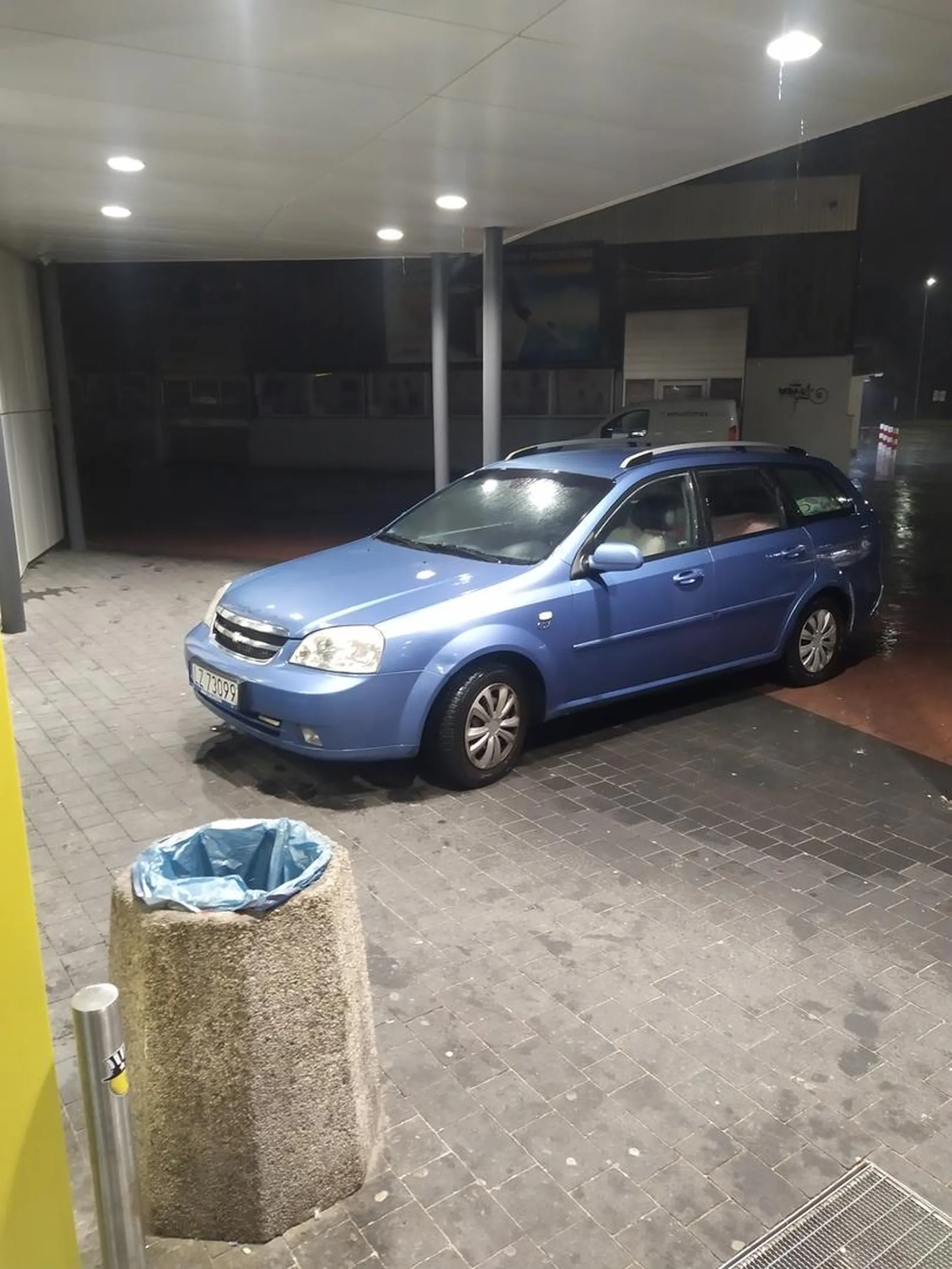 Prawie wjechał do biedronki