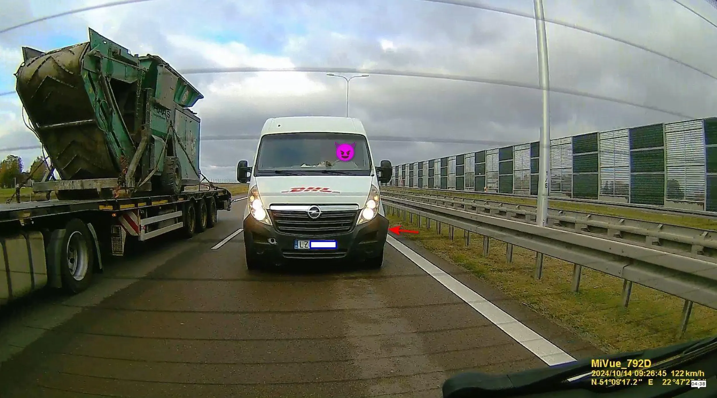 Kolejny poganiacz DHL podczas wyprzedzania. A ta lewa osłona to niedługo się oberwie bo tak trzepotała i uderzała w blachę że było słychać aż w moim samochodzie. I pamiętaj szoferaku że za pojazdem zachowuje się odpowiedni odstęp a nie jedzie na ogonie i pogania światłami. Możesz sobie  błyskać ile chcesz ... jak skończę manewr to zjadę na prawy pas.
