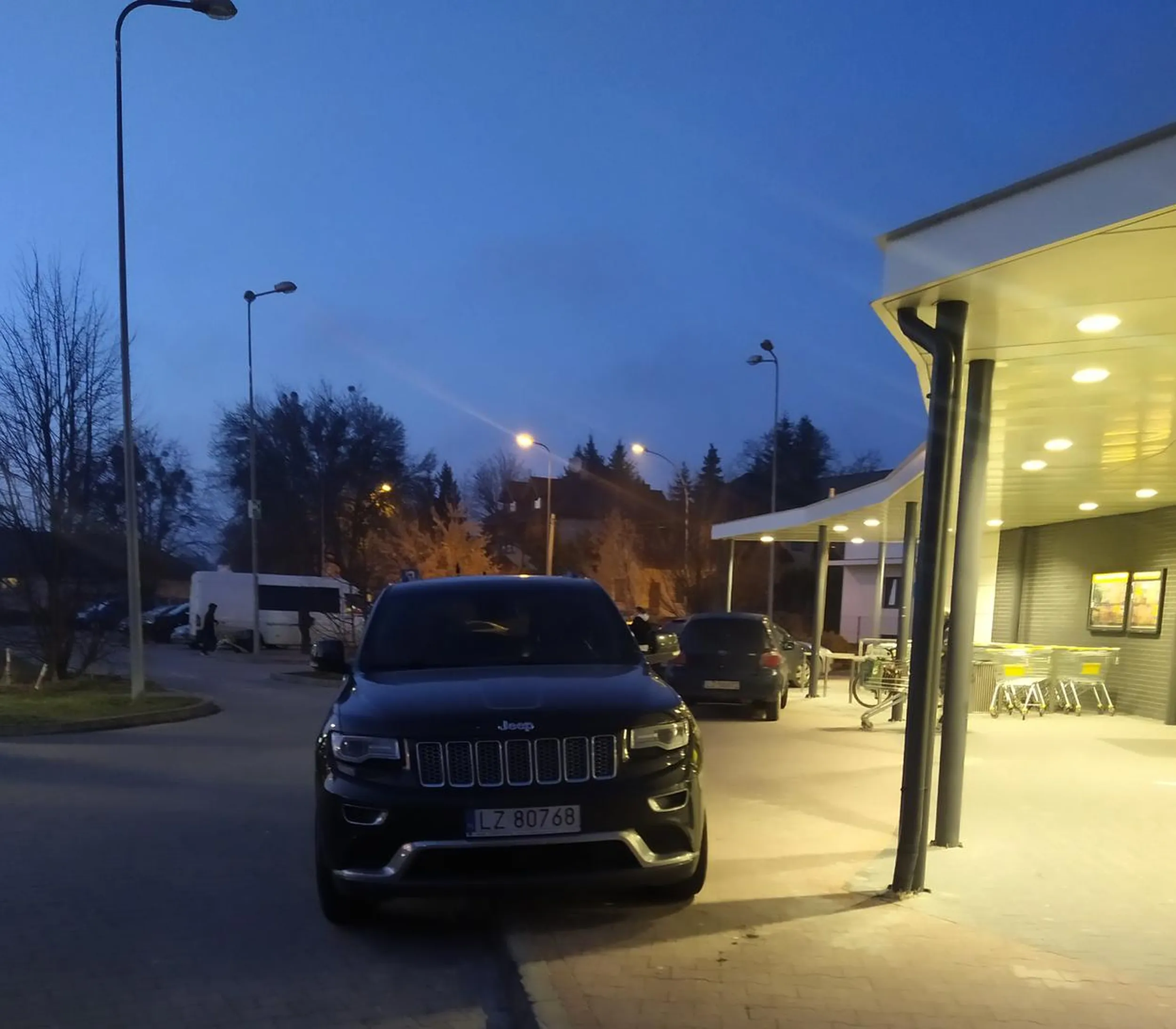 Naucz się parkować a nie zastawiać chodnik leniu pi34dolony. To nie jest twoja droga a w tym miejscu nie ma parkingu. Następnym razem jak tak staniesz to nauczysz się szybciutko nie stawać w ten sposób.