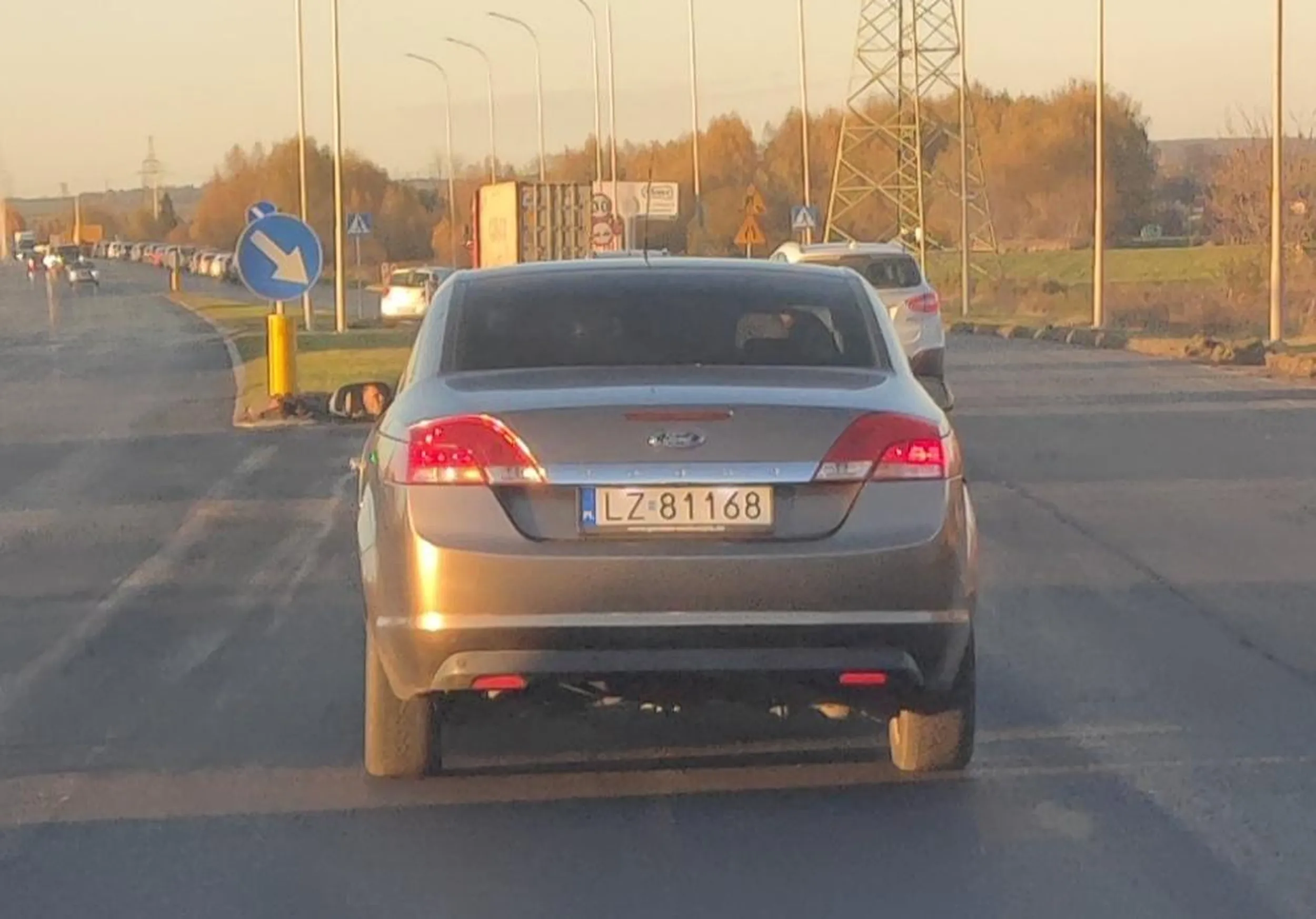 Nauczyłeś się palić, naucz się kierować w popielniczce a nie za okno śmieciarzu.