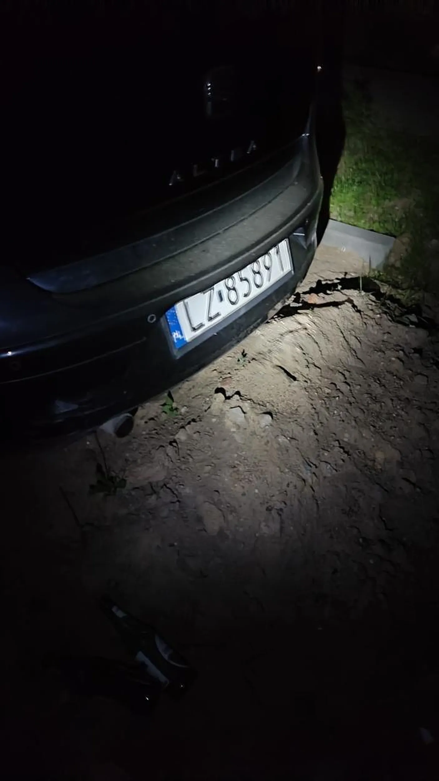 Proszę zabrać tego rozwalonego Seata z środka drogi w Kutnie?