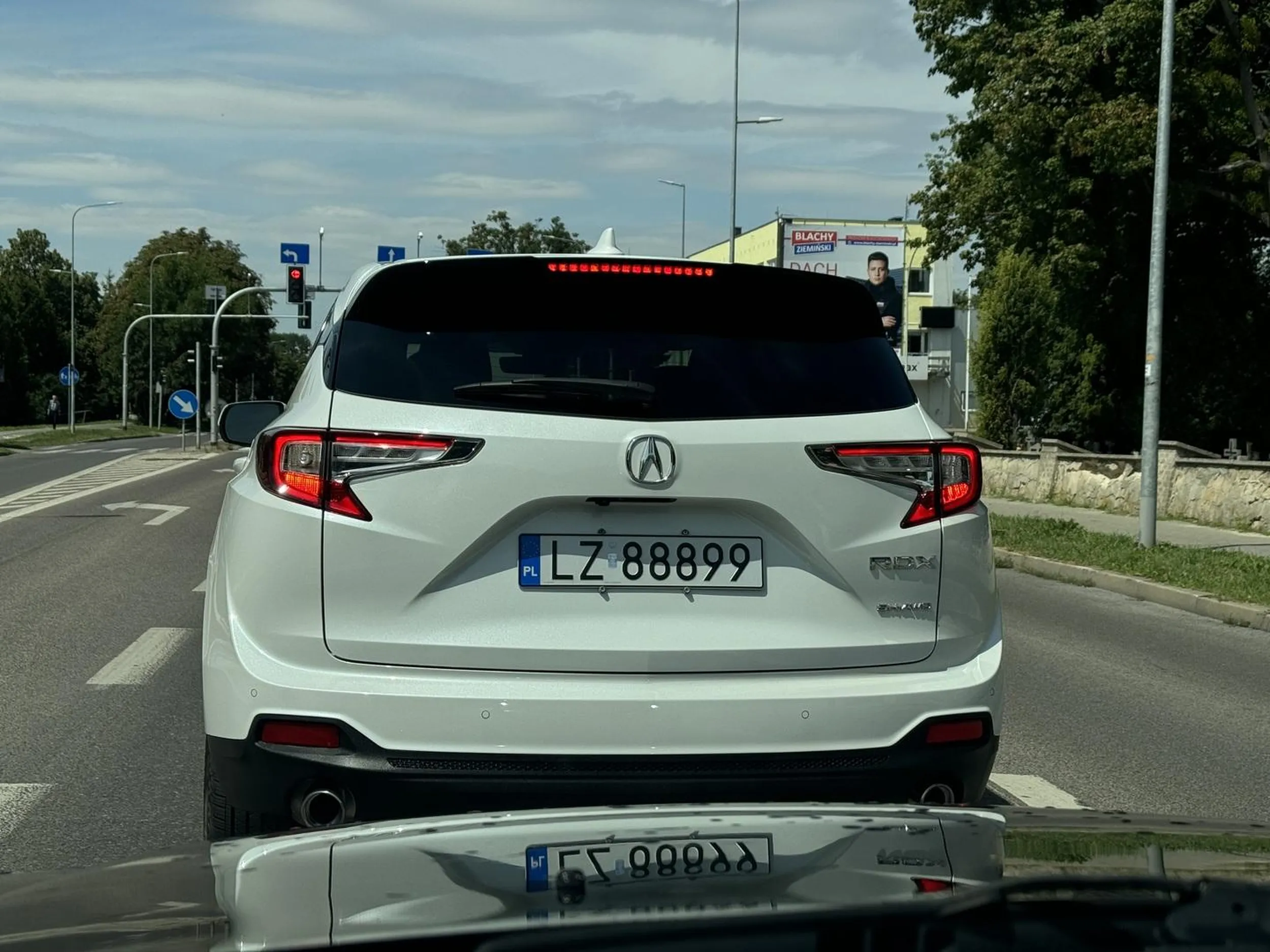 …żeby przy takiej furze nie zadbać o poprawny montaż tablicy, to wstyd