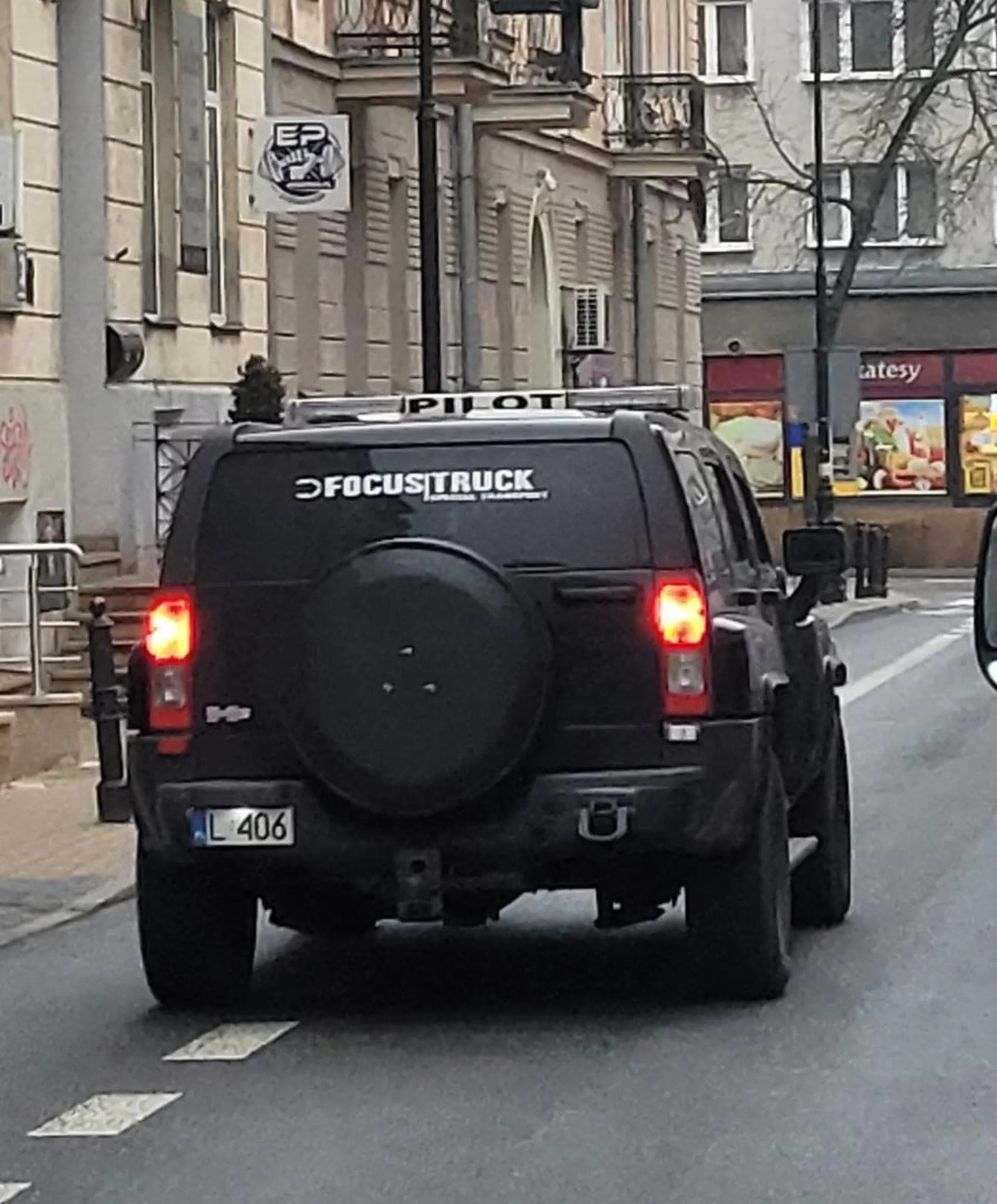 Chamisko z Hammera, przesunął bariere drogową pełną gruzu, która jest postawiona aby nie parkować "na dziko" na wąskim fragmencie chodnika, na środek sąsiedniej bramy i stanął na chodniku uniemożliwiając swobodne przejście i wyjazd aut z bramy. Szybciutko uciekał jak zawołałem kolegę, żeby pomógł mi z powrotem przesunąć barierę. Nie pozdrawiam