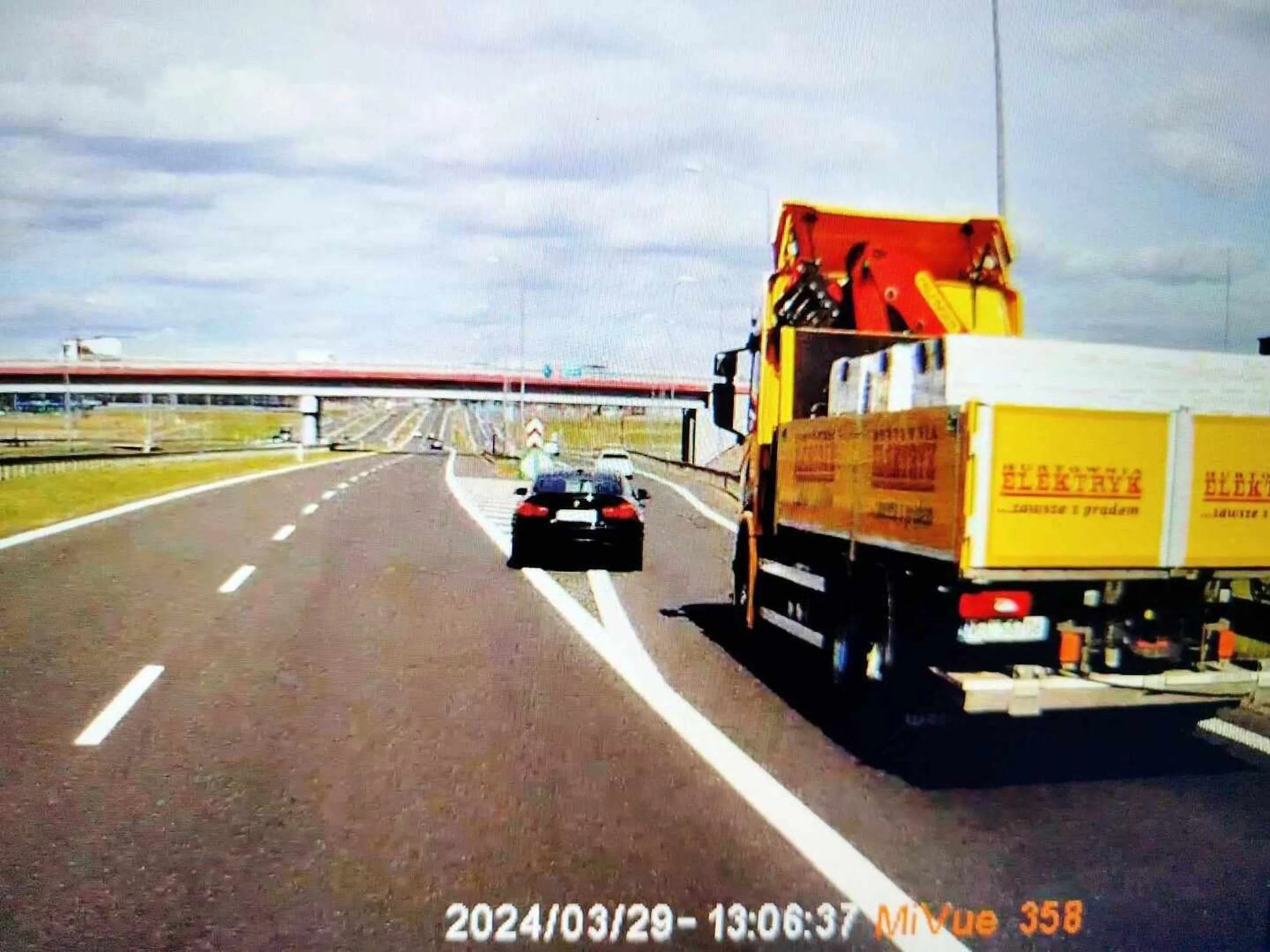 Szaleniec w aucie wiadomej marki .Nie wróżę długiego życia .Podejrzewam brak myślenia i zupełny brak wyobrażni  za kierownicą .Mam nagranie gdy wyprzedza mnie oraz ciężarówke przy zjeżdzie prawie wbijając się w barierki Prędkość grubo ponad 100.