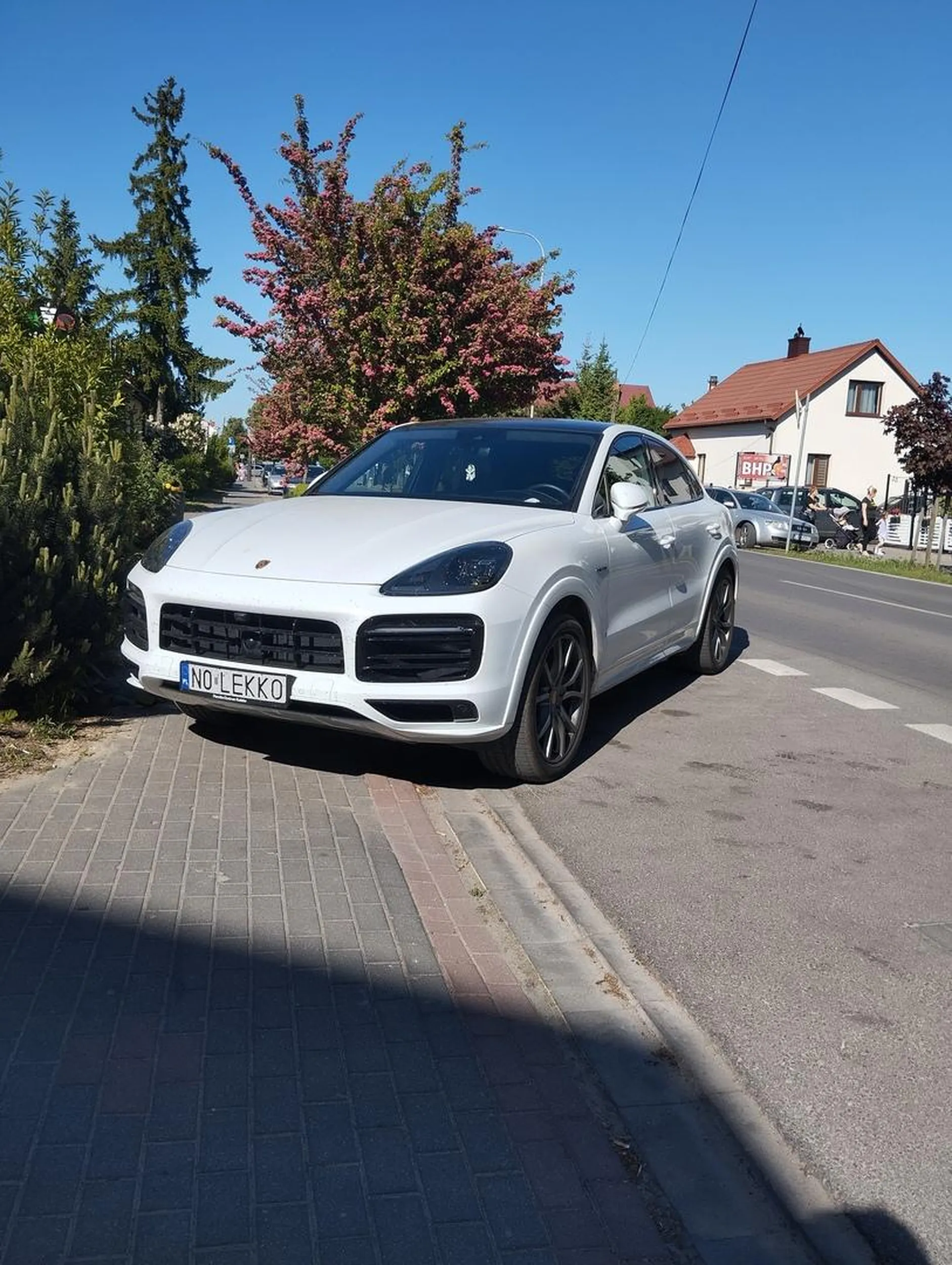 kutas nie umie parkować, zastawił całe przejscie