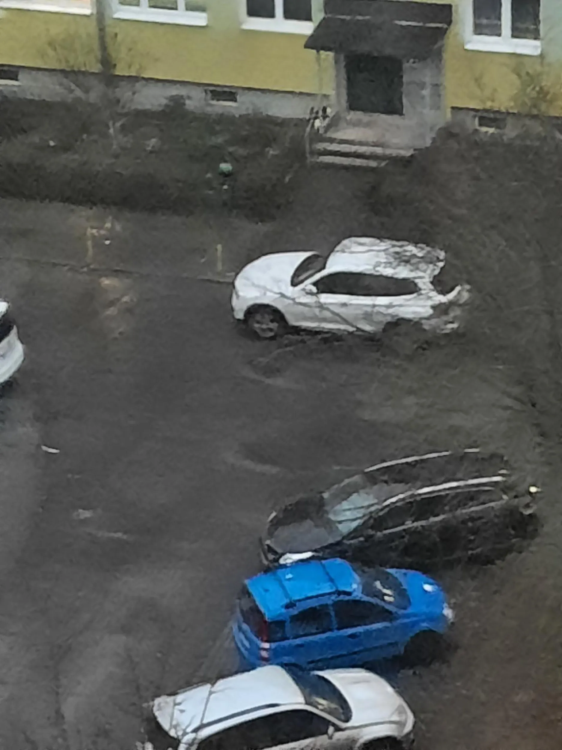 chłop parkuje pod klatką.