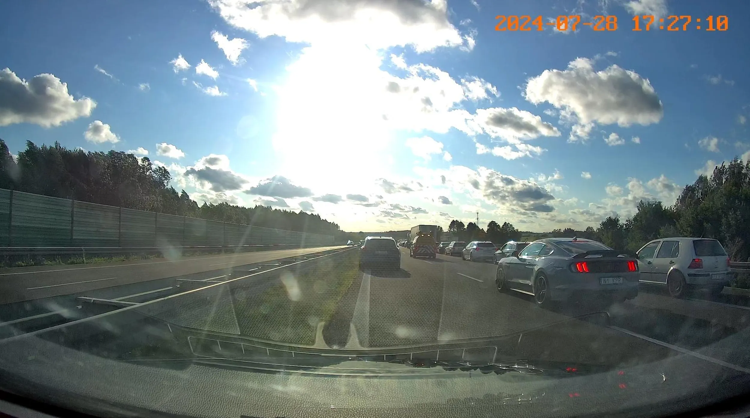 Cwaniaczek nie będzie przecież stał w korku, na szczęście ma korytarz życia