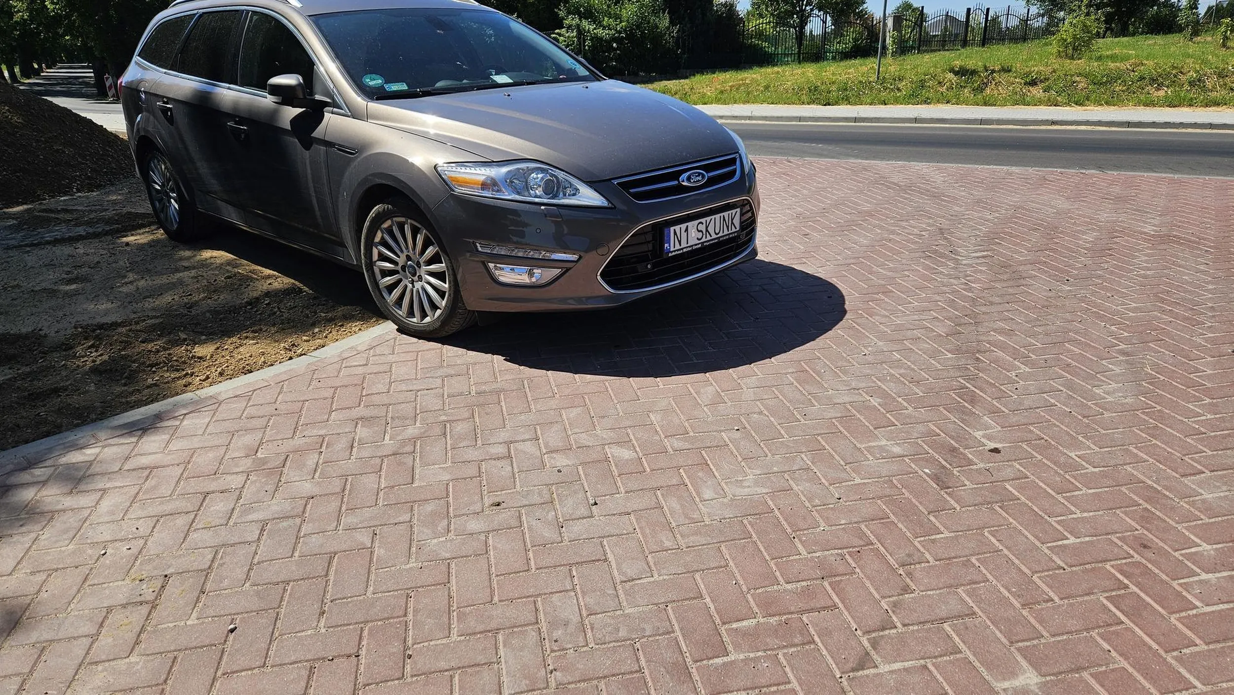 Stanął na przejeździe. No poprostu na środku drogi 2 kierunkowej..