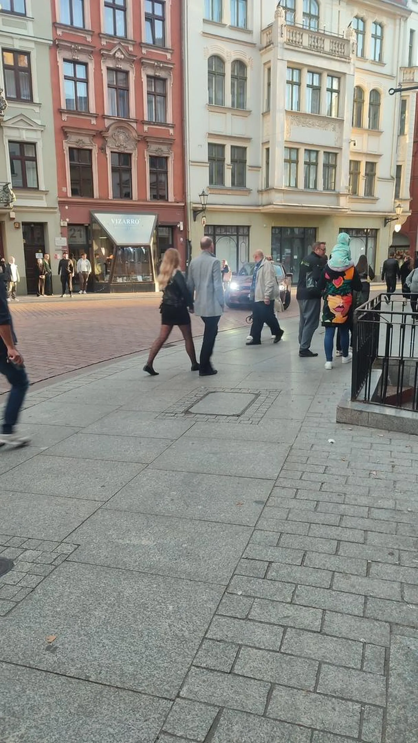 osobnik wjeżdża na starówkę gdzie jest zakaz wjazdu, grozi przechodniom, gazuje prosto na ludzi, w tym w rodzicow z dziećmi. naczosa to on chyba ma zamiast mózgu