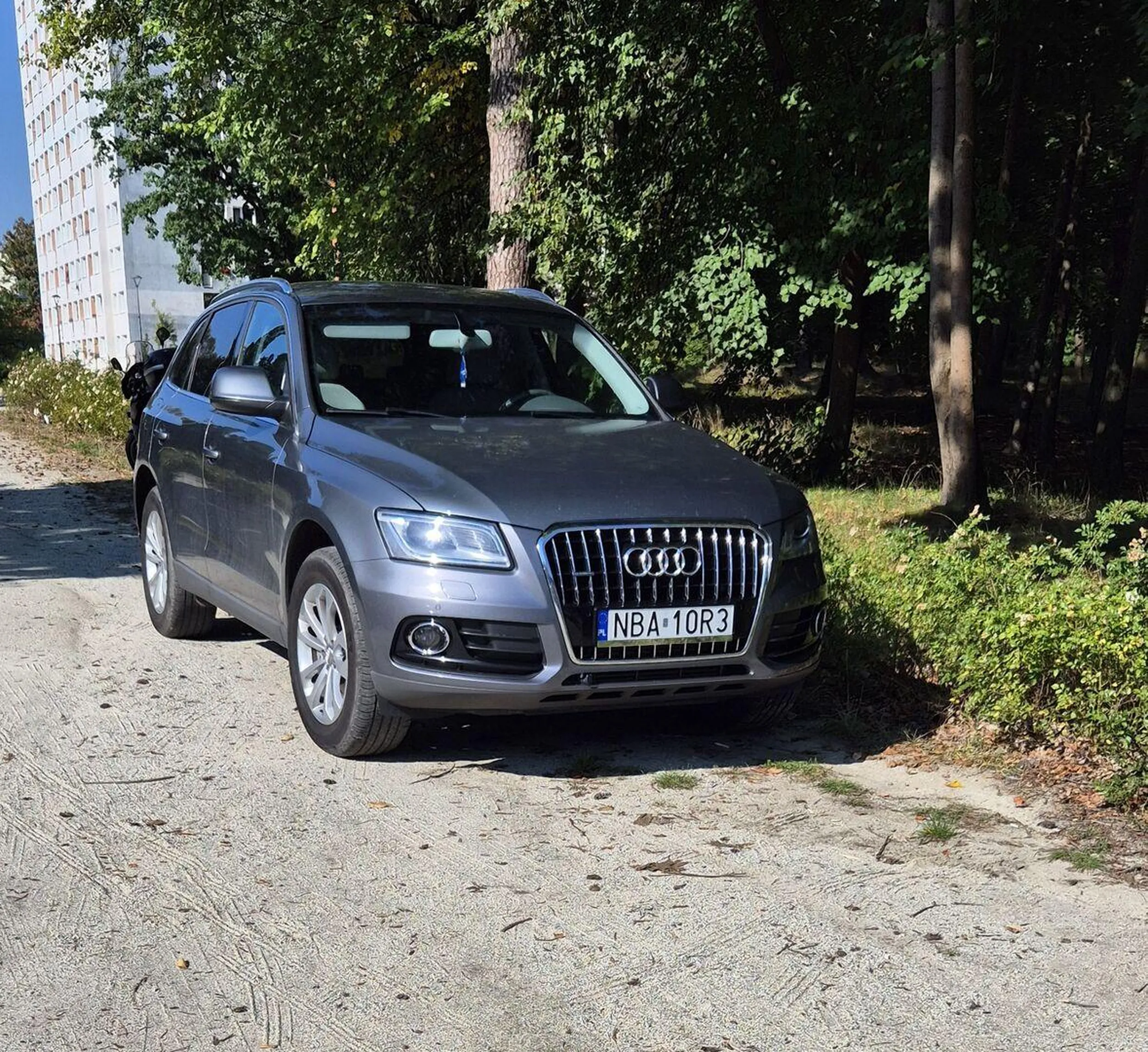 19.09.2024 Olsztyn Al. Wojska Polskiego.  NBA -ta rejestracja mówi wiele, dodatkowo cztery zera na masce, piąte za kierownicą.... Pan typowy cwaniak  postanowił sobie zaparkować samochód przy  Al. Wojska Polskiego jednakże, w związku z tym iż od strony  Al. Wojska Polskiego jest zakaz wjazdu i słupki blokujące wjazd to zaparkowała sobie przejeżdżając przez park... Lokalizacja: https://maps.app.goo.gl/n6txTh6tanovxPpi7