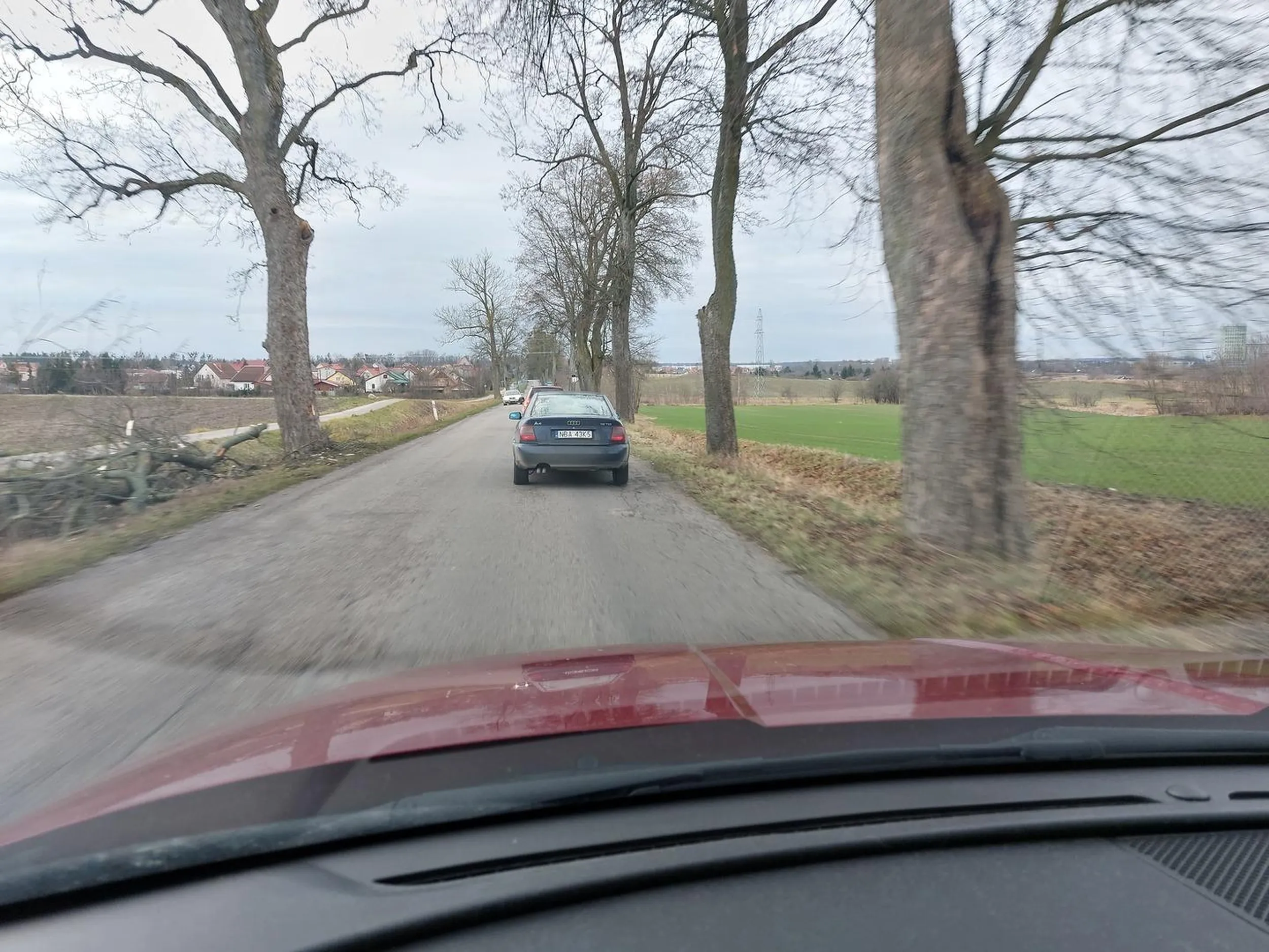 Zrypany koleś. Najpierw wymusił pierszeństwo, a przy próbie wyprzedzenia przyspiesza i zajeżdża drogę