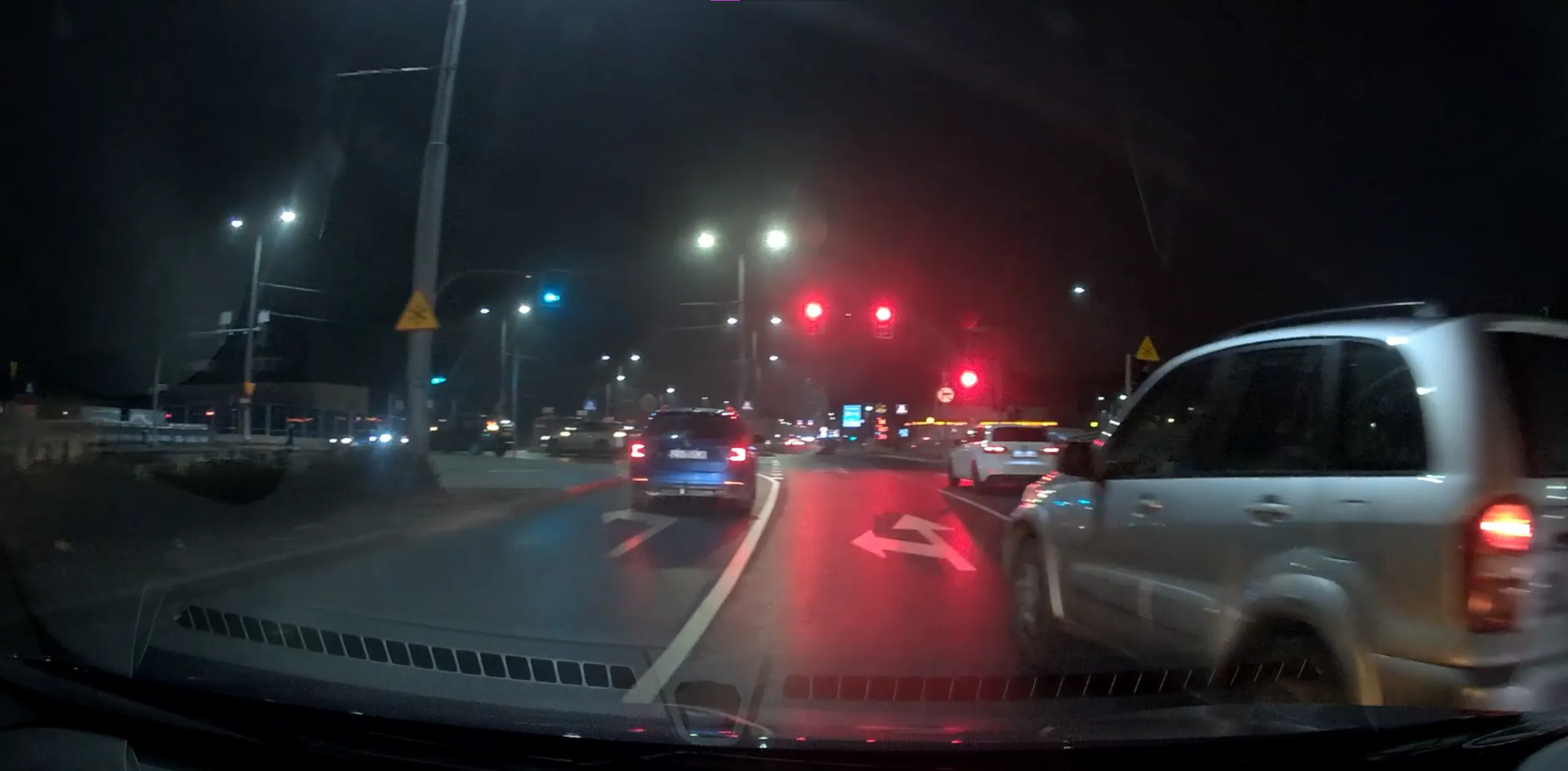 Pizdunio, naucz się, że z prawego pasa zjeżdża się na prawy pas a nie lewy, to nie anglia, tu mamy ruch prawostronny