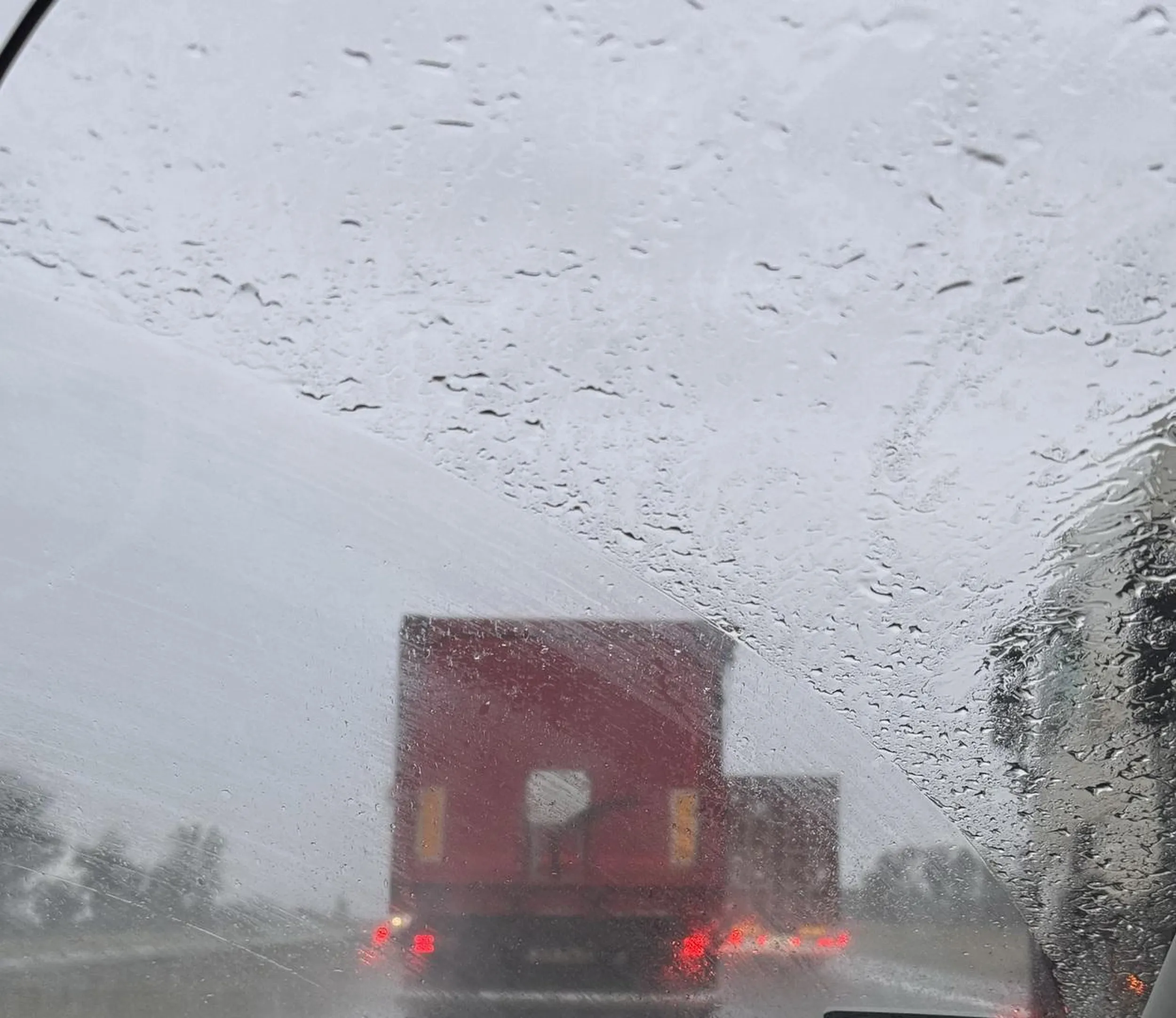 Totalny zj*b tirowiec, wpie*dała się pod samą maskę samochodu wyprzedzając w miejscu gdzie nie może tego robić.