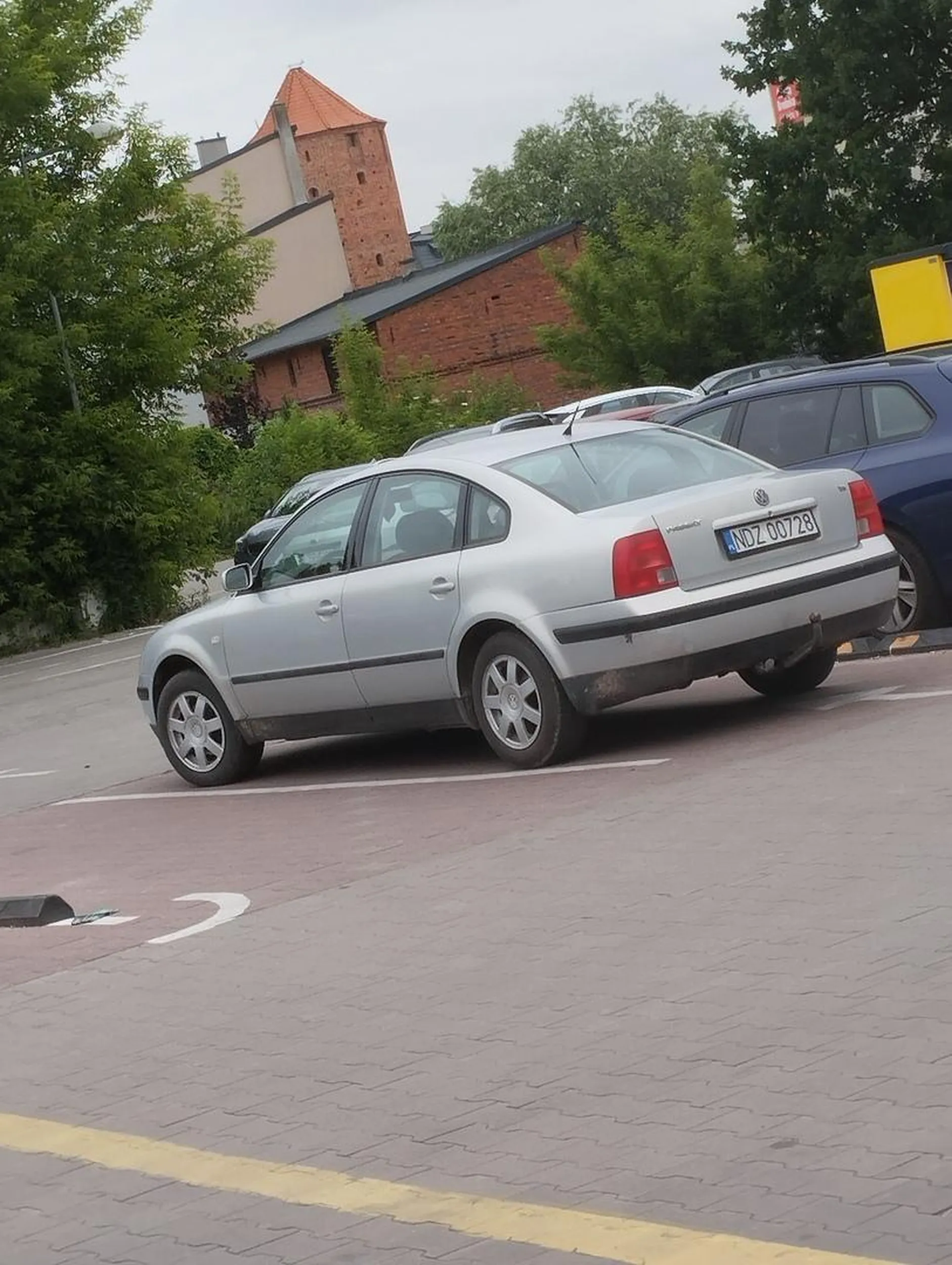 Nie widać że to wjazd na parking