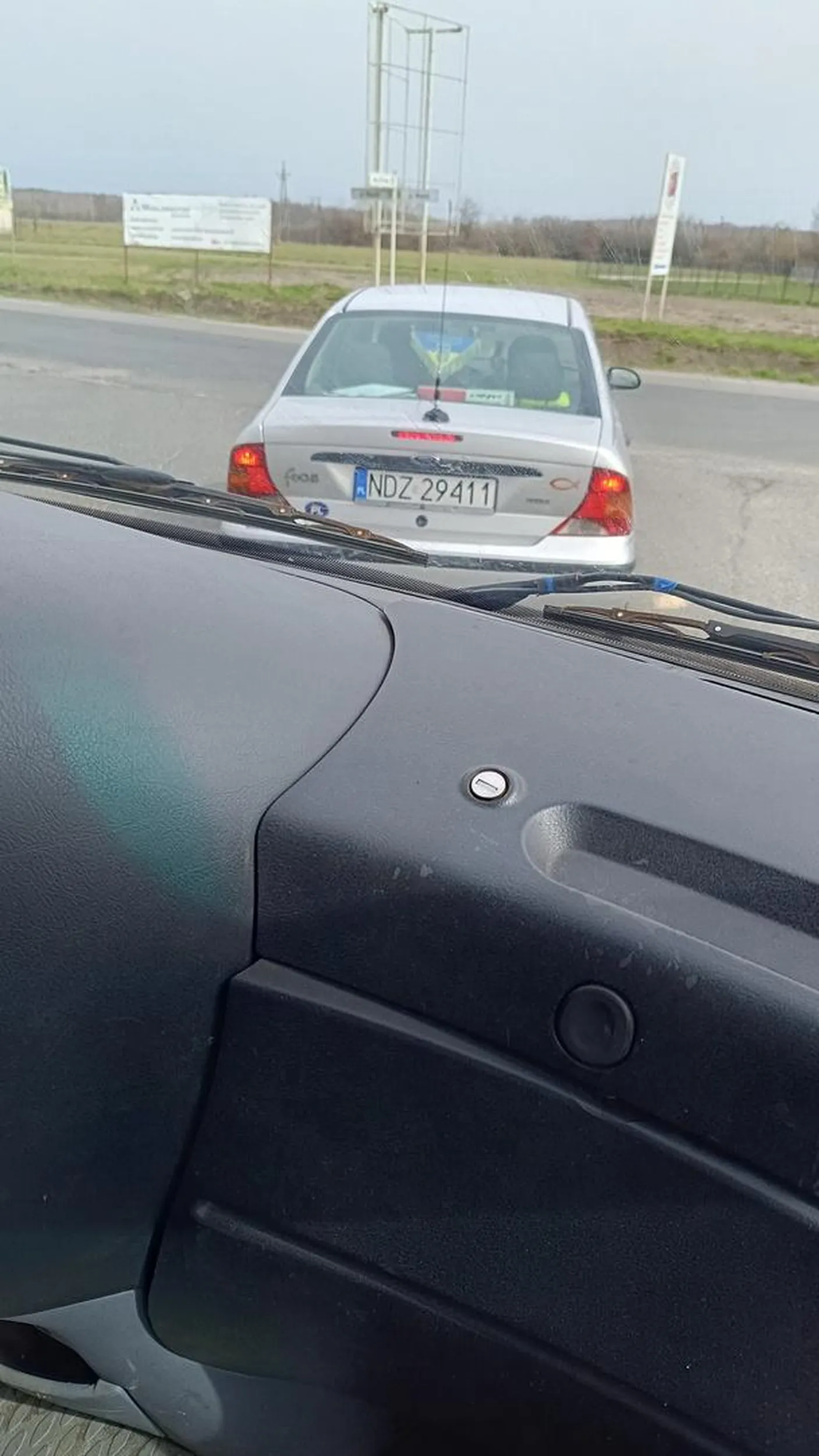 Gość wymusza pierwszeństwo, nagle zwalnia, jedzie jak piz*da, gada przez telefon. Strach za nim jechać, naprawdę jest nieobliczalny...