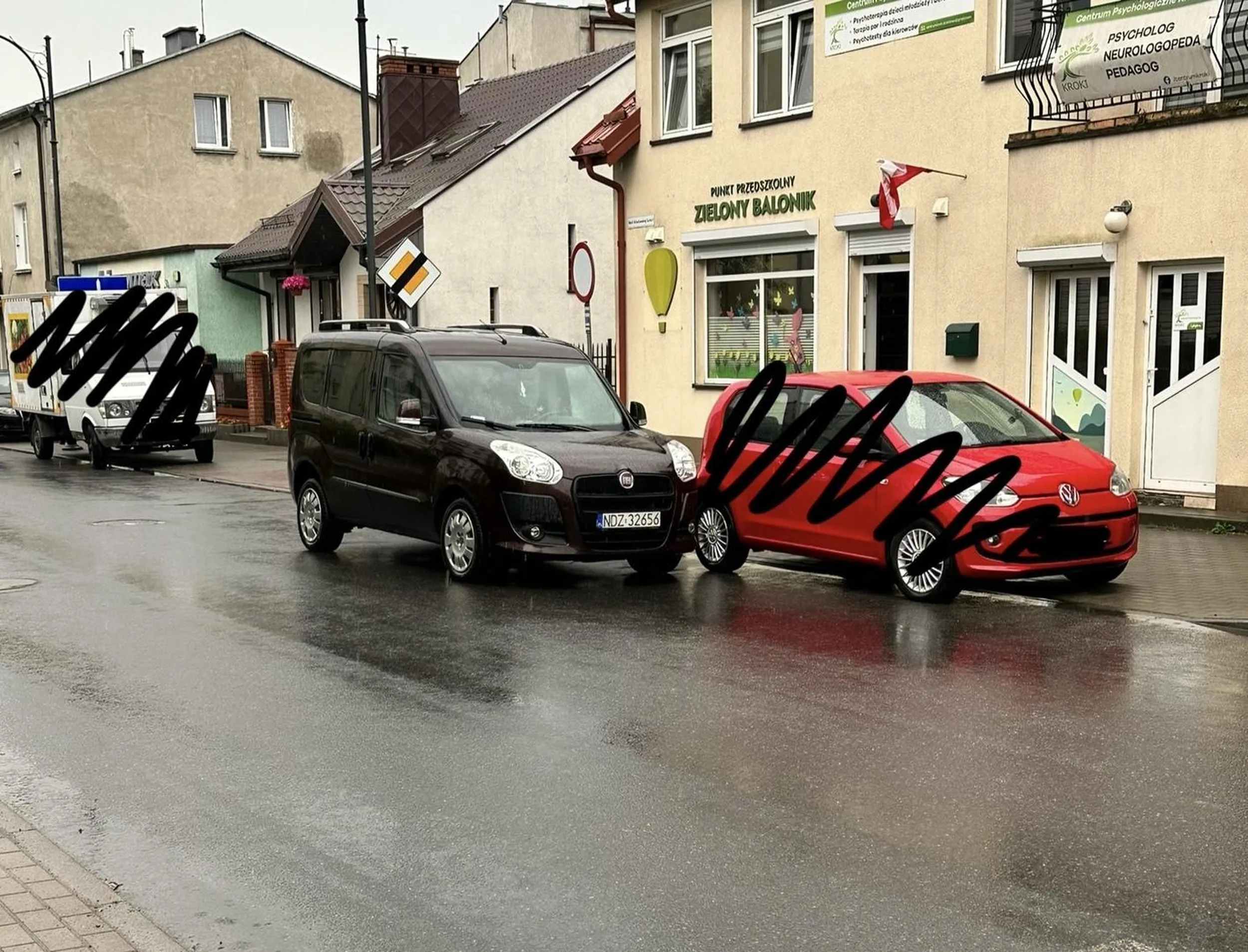 Kierowca myśli że środek ulicy koło parkingu to dalej parking