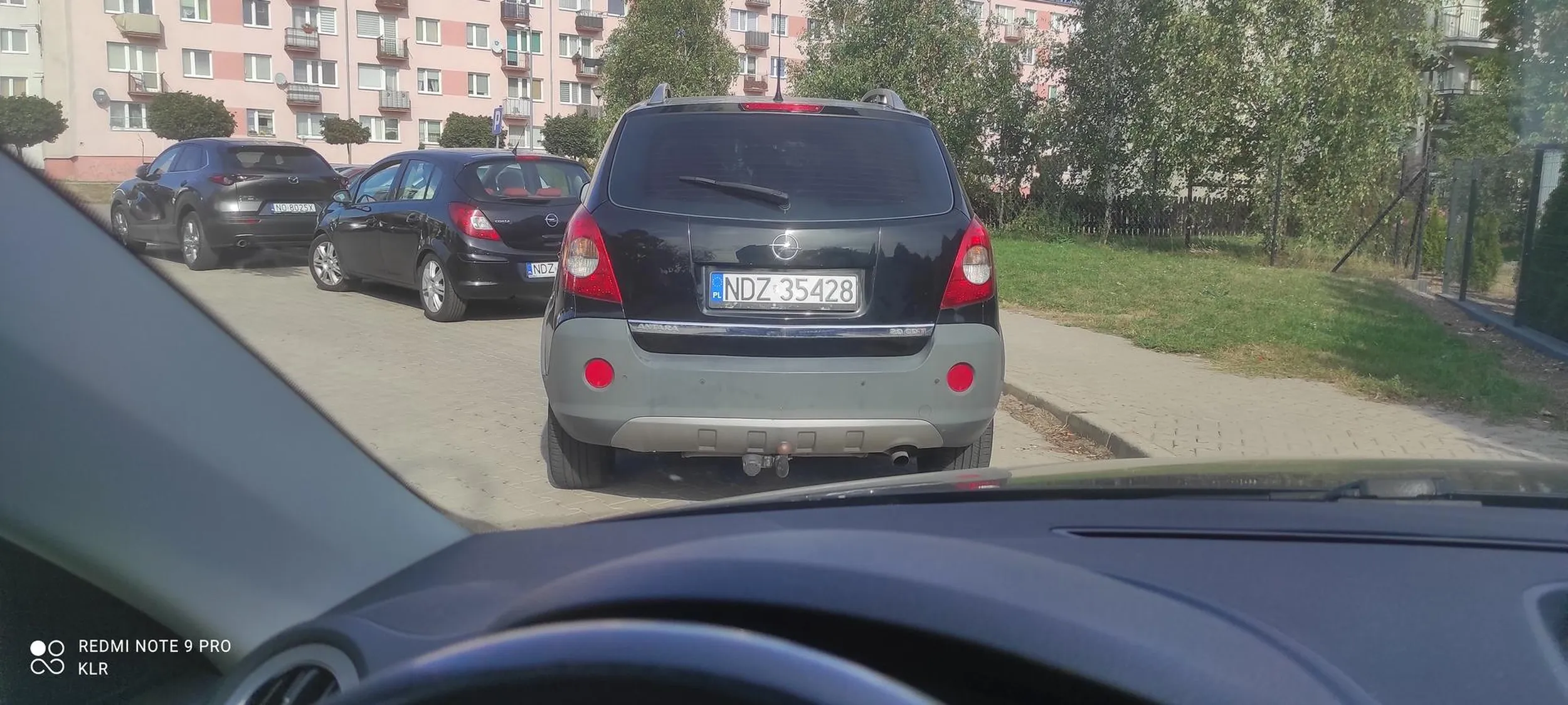 Nie ma to jak zablokować drogę wyjazdowa Z parkingu szkolnego w godzinach szczytu. Jeździ suvem, a nie potrafi na krawężnik podjechać Oceń komentarz