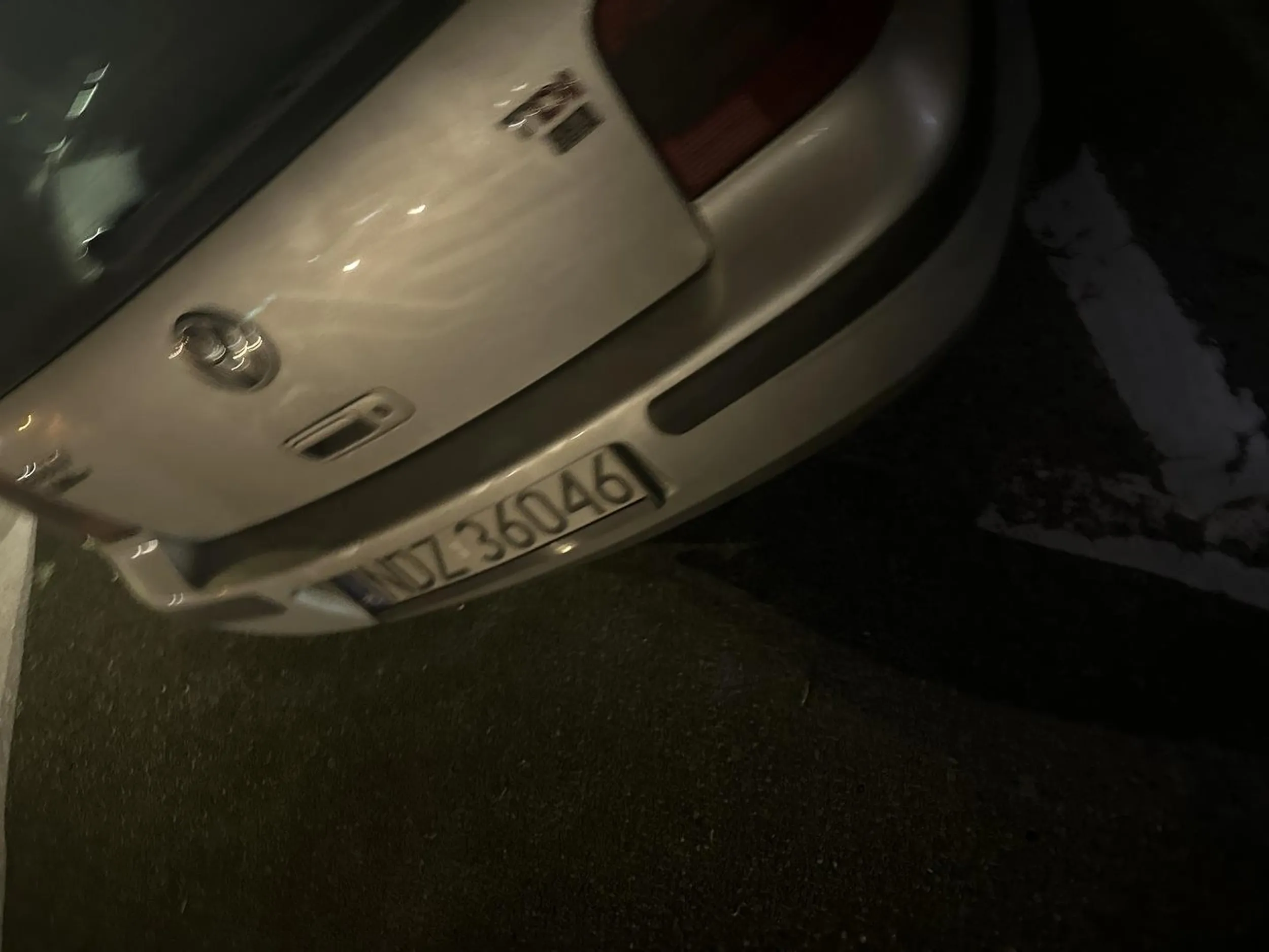 Kierowca nie potrafi stanąć w liniach. Dziewczyna zaj*bała mi drzwiami. Po zwróceniu uwagi zaczęła się pultać, że to ja w liniach nie staje. Omijać szerokim łukiem :)