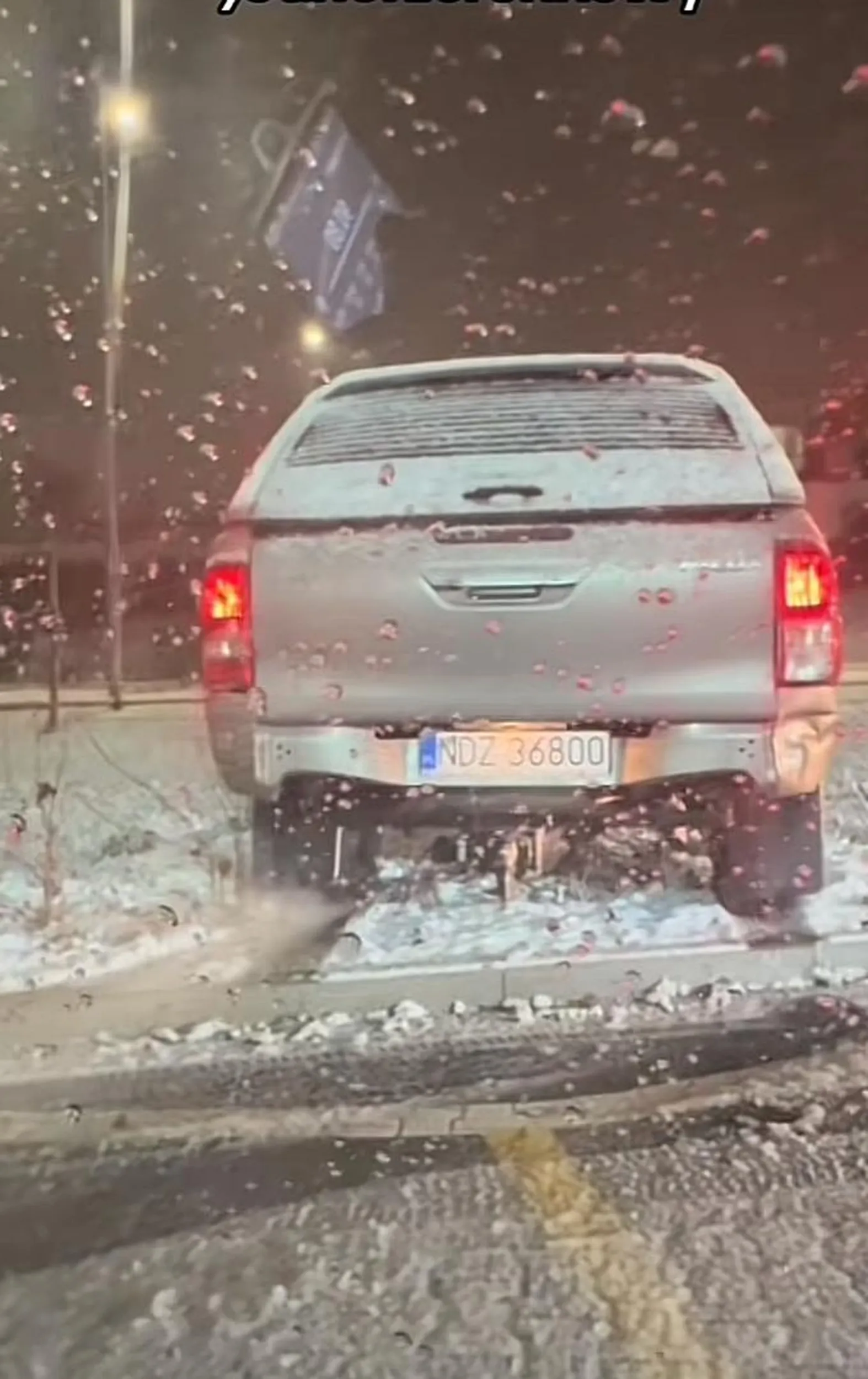 Pod prąd na McDrive, „zawraca” przez trawę hahahah