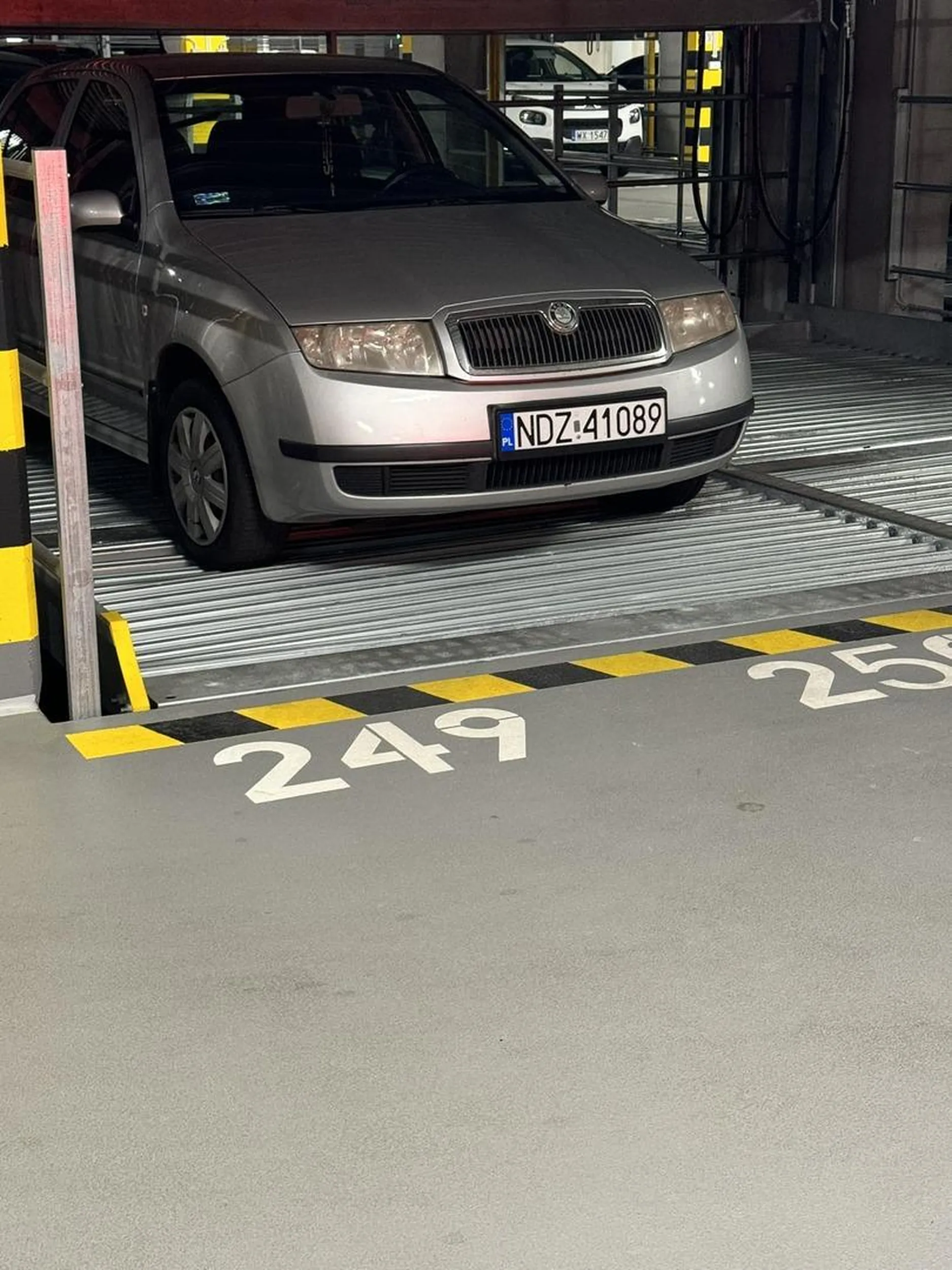 Proszę właściciela o przeparkowanie auta z mojego miejsca prywatnego. Są miejsca dla gości ….