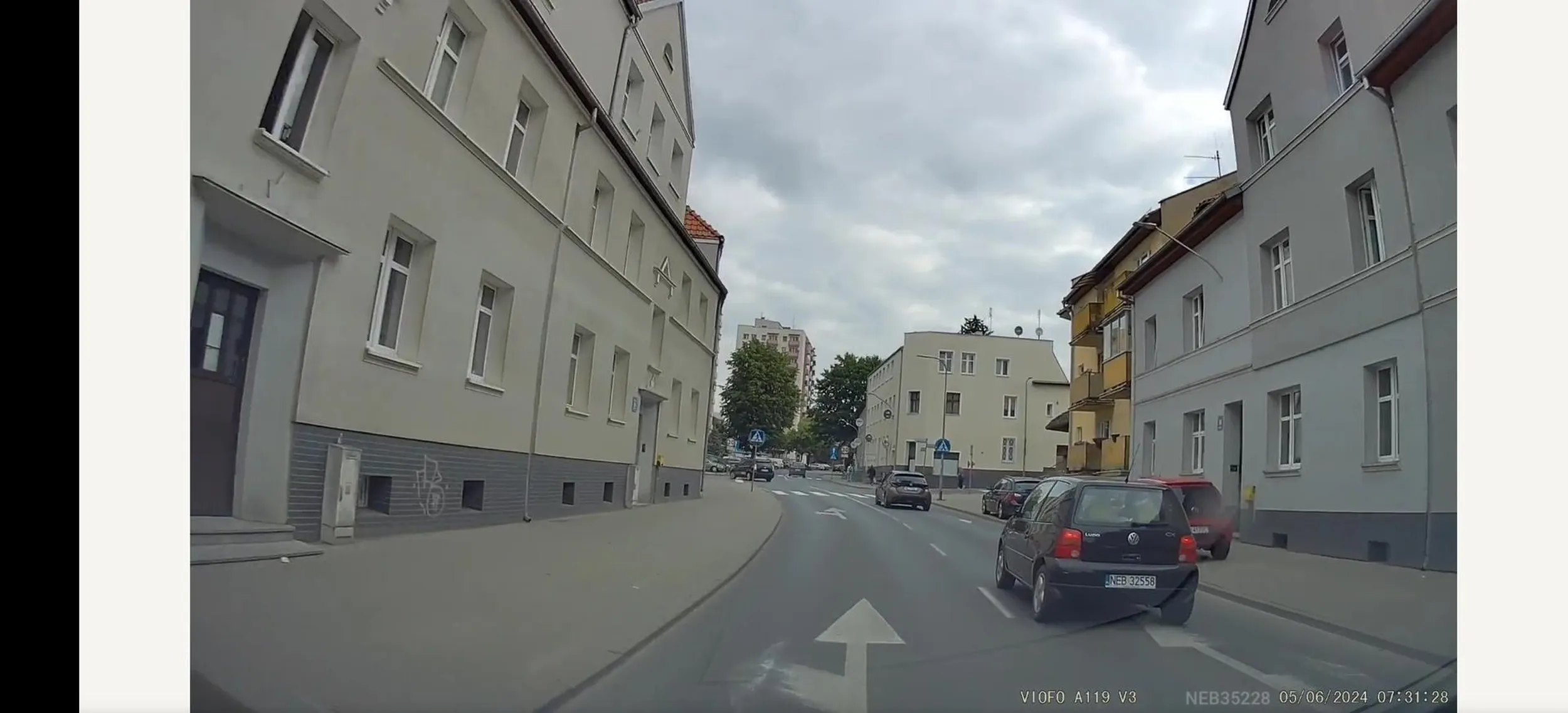 Pani zamuliła "delikatatnie" i prawie we mnie wjechała skręcając w lewo z prawego pasa. https://www.dropbox.com/scl/fi/9u8jf3st8rw91qykeo1p8/20240605073048_025475.mp4?rlkey=4j38cx97sbjygahe16lu2ckmq&dl=0