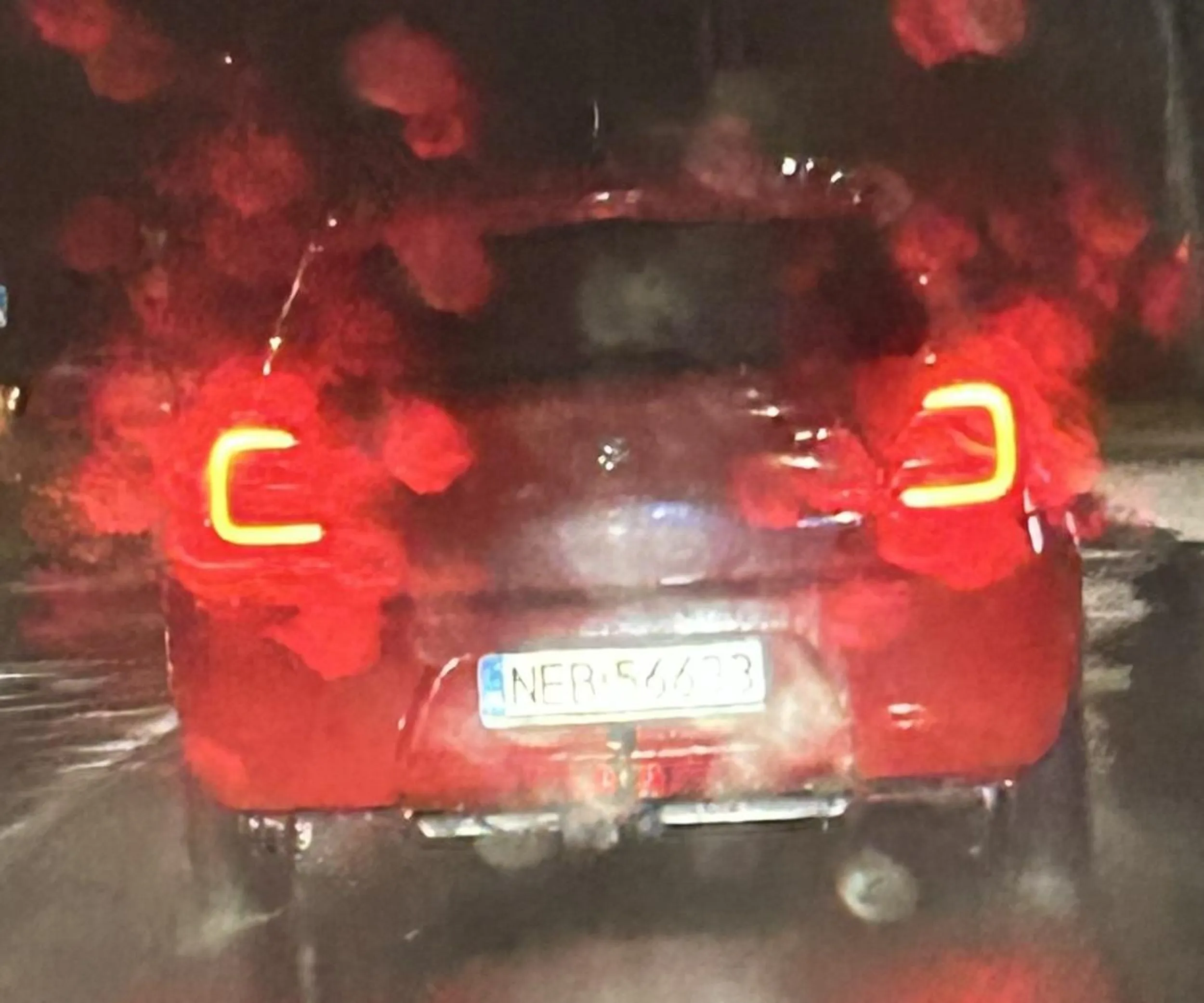 Jeździ jak pi*zda. Gaz w aucie jest po to by go wciskać. A ty jedziesz 20 kmph