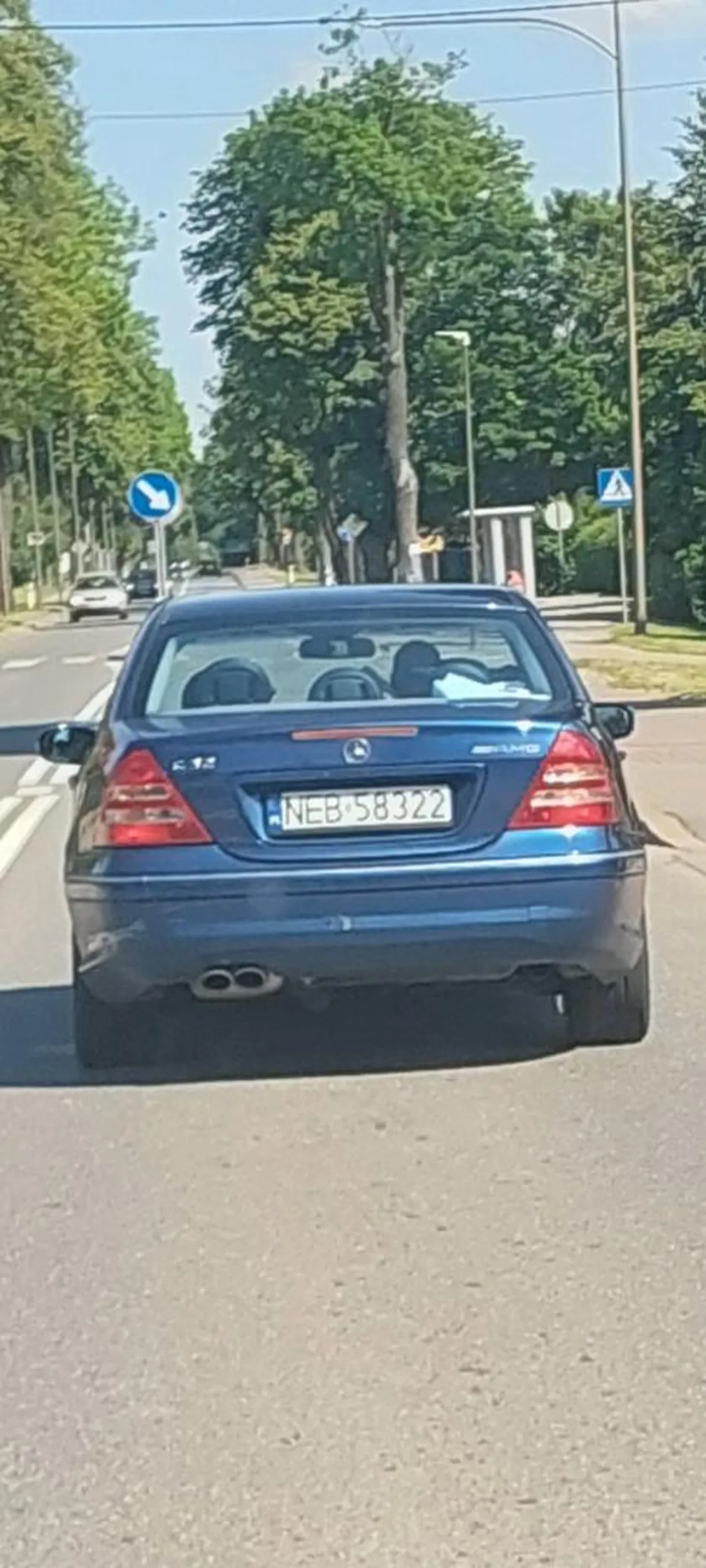 Prostak jadący kiepem 15km/h utrudniający życie innym.