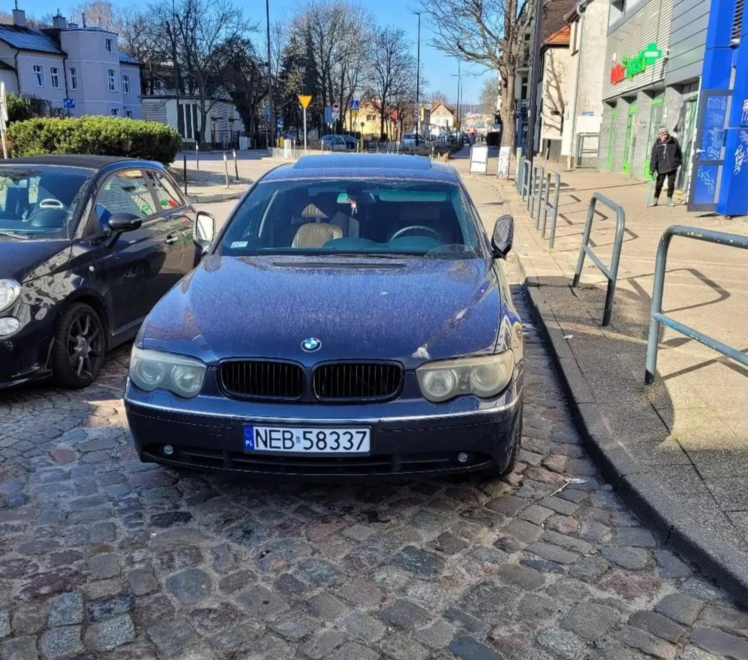 Zaparkował/a na skrzyżowaniu zastawiając drogę.