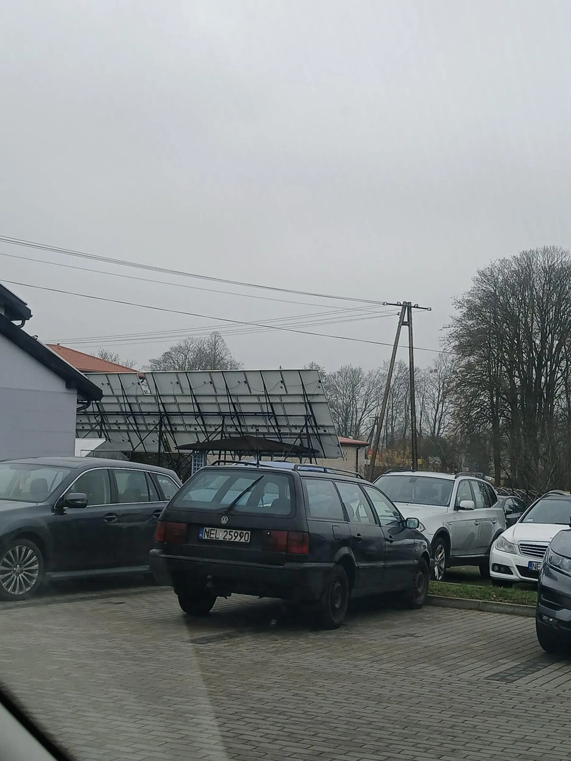 Starsi ludzie za kierownicą. Dziad zaparkował na środku i nawet nie raczył poprawić