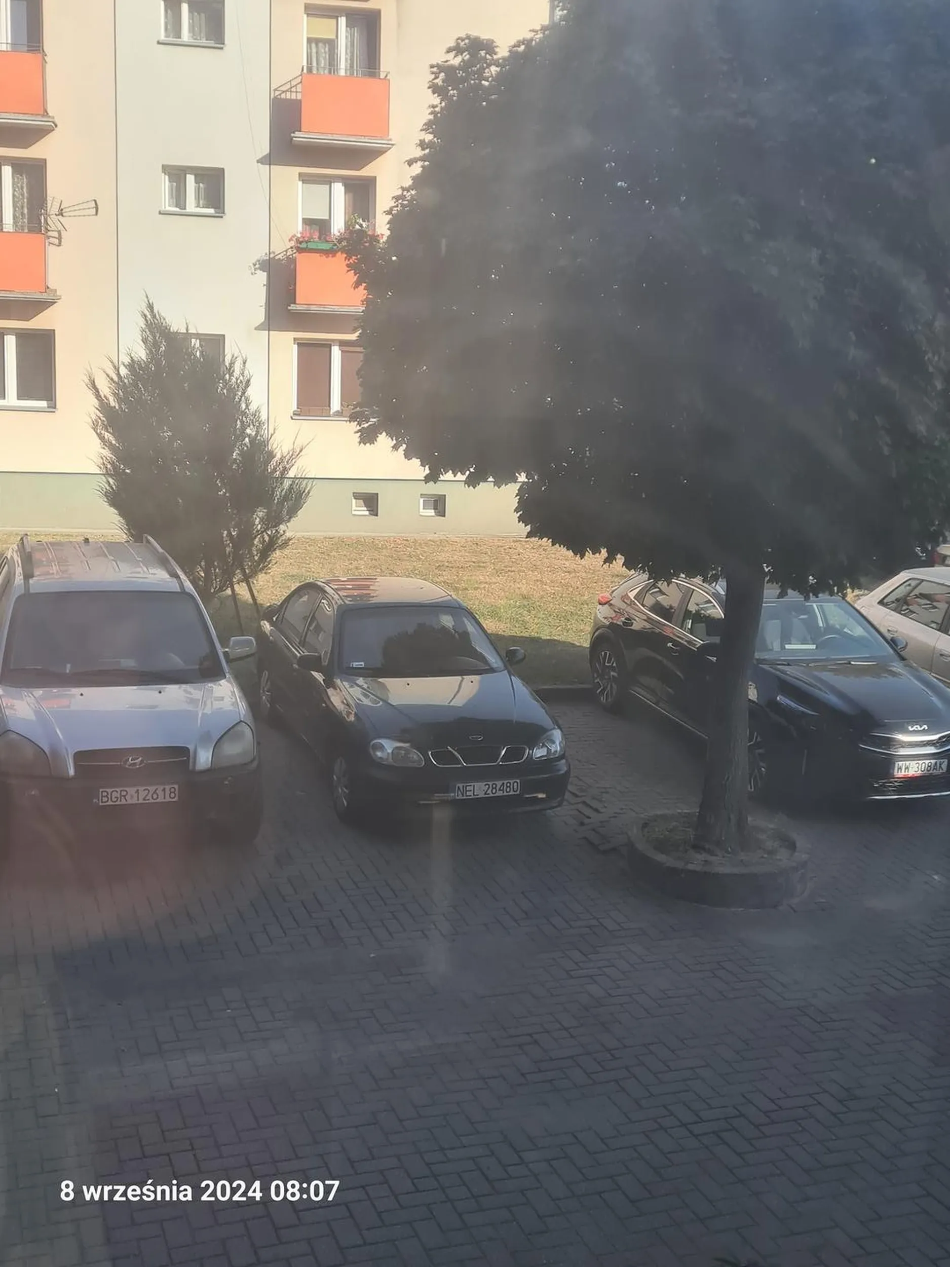 Od dwóch miesięcy stoi na parkingu osiedla 1000-lecia w Grajewie.