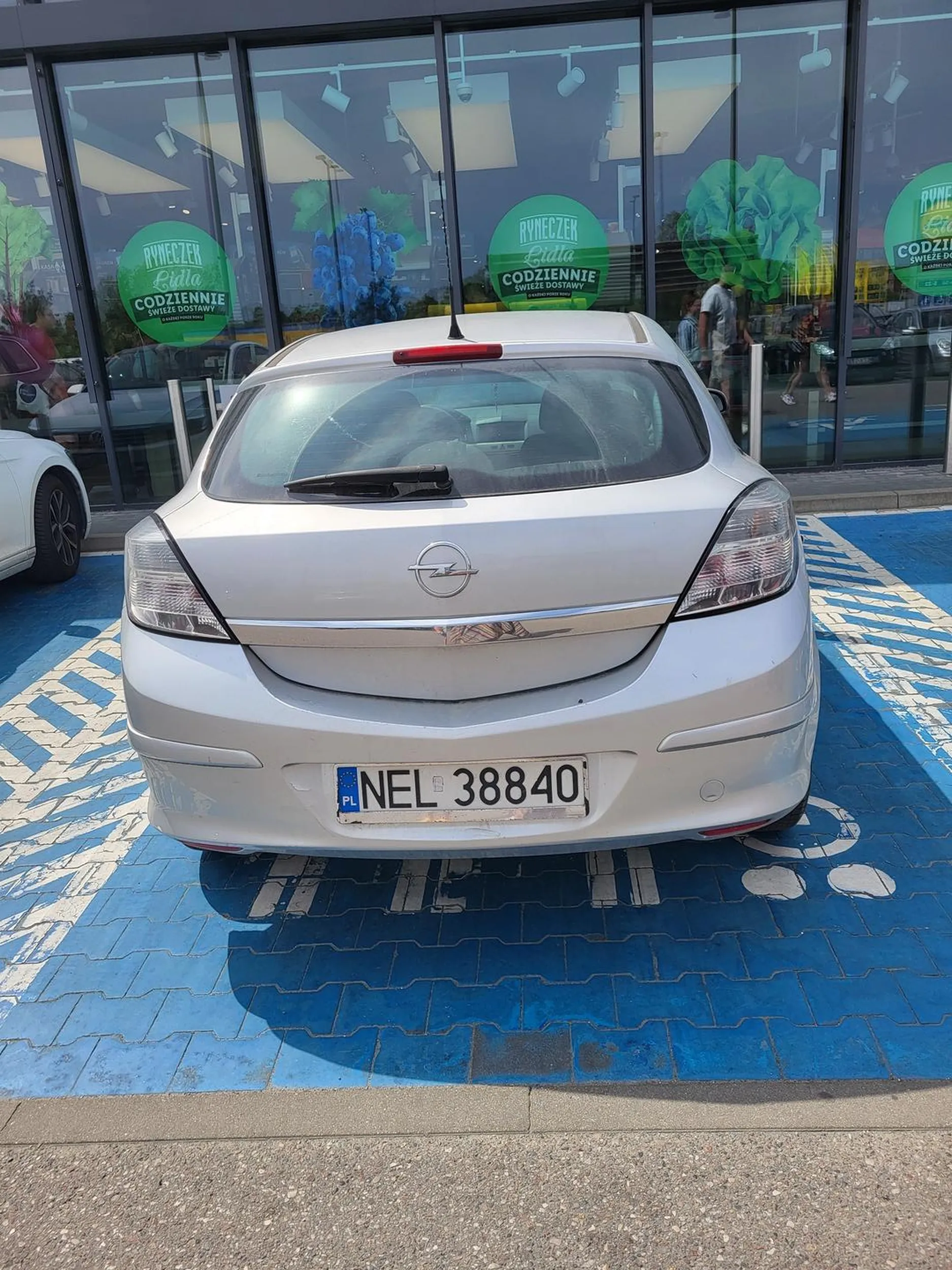 Cham i burak parkuje na miejscu dla matki z dzieckiem!