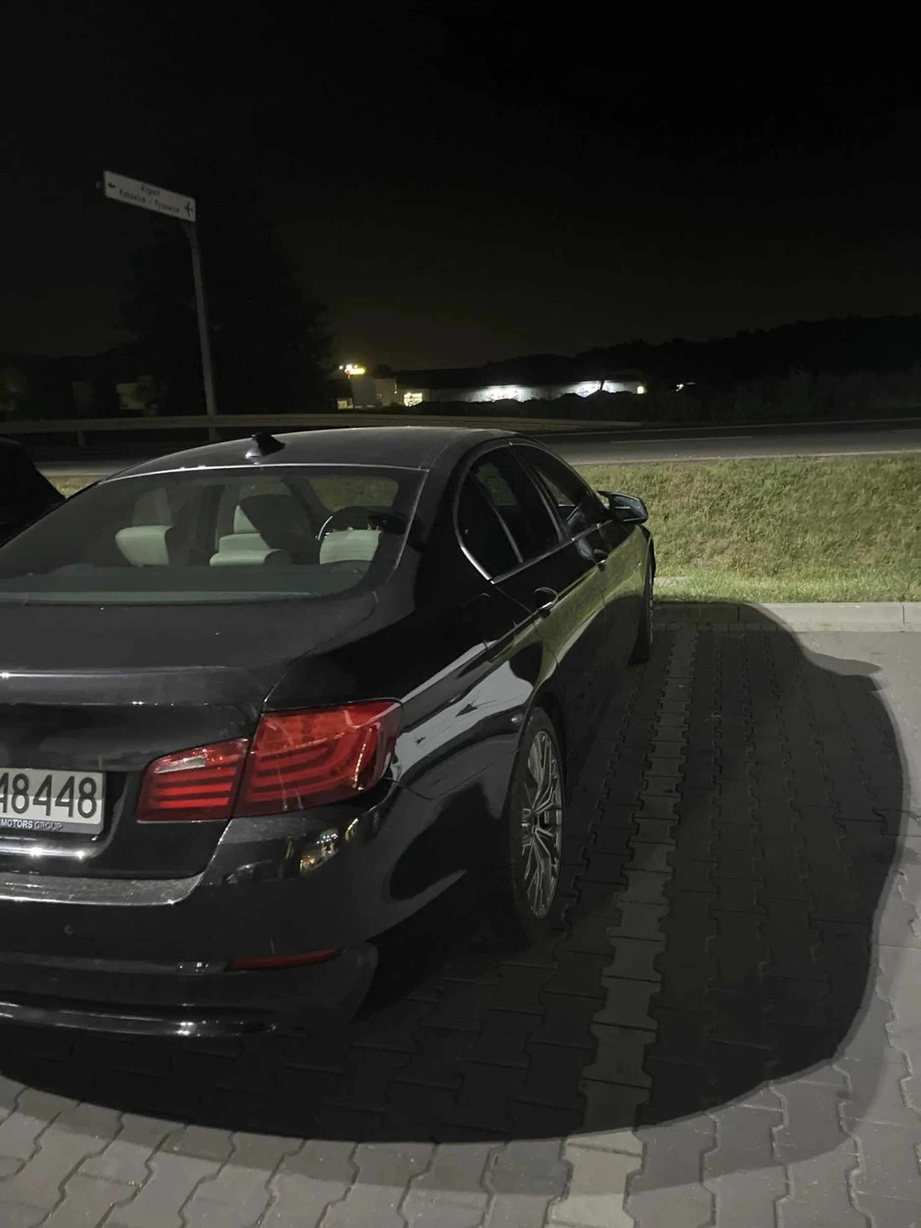 kierowca zaparkowal na miejscu dla niepelnosprawnych co chyba sie zgadza i stal tam ponad 11,5 min prosze na niego uwazac jezdzi po drogach u slycha R A P U