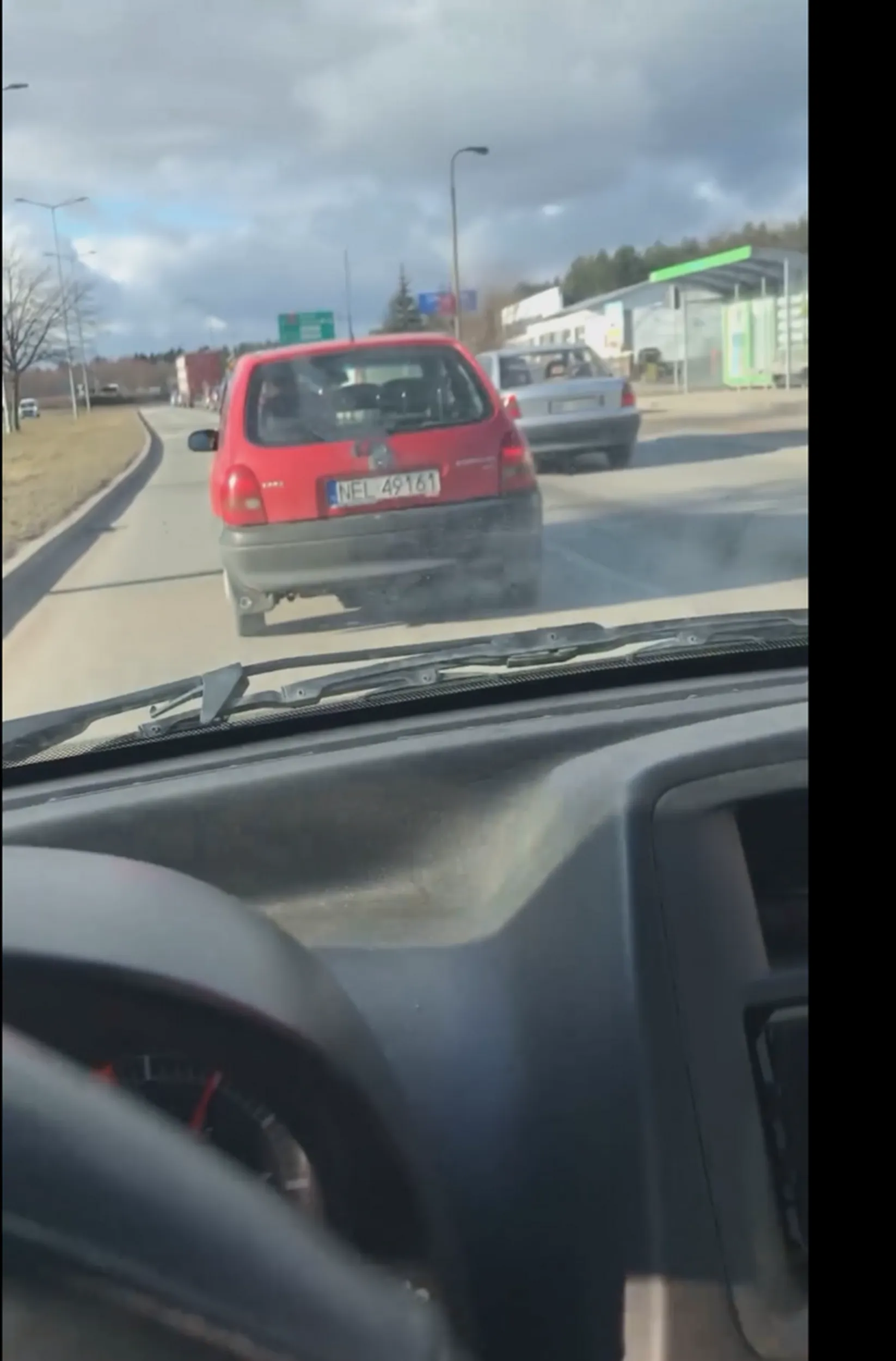 Parę lat minęło a ta urwa dalej blokuje lewy pas i dalej nie potrafi jeździć na suwak. Ha tfu na ciebie