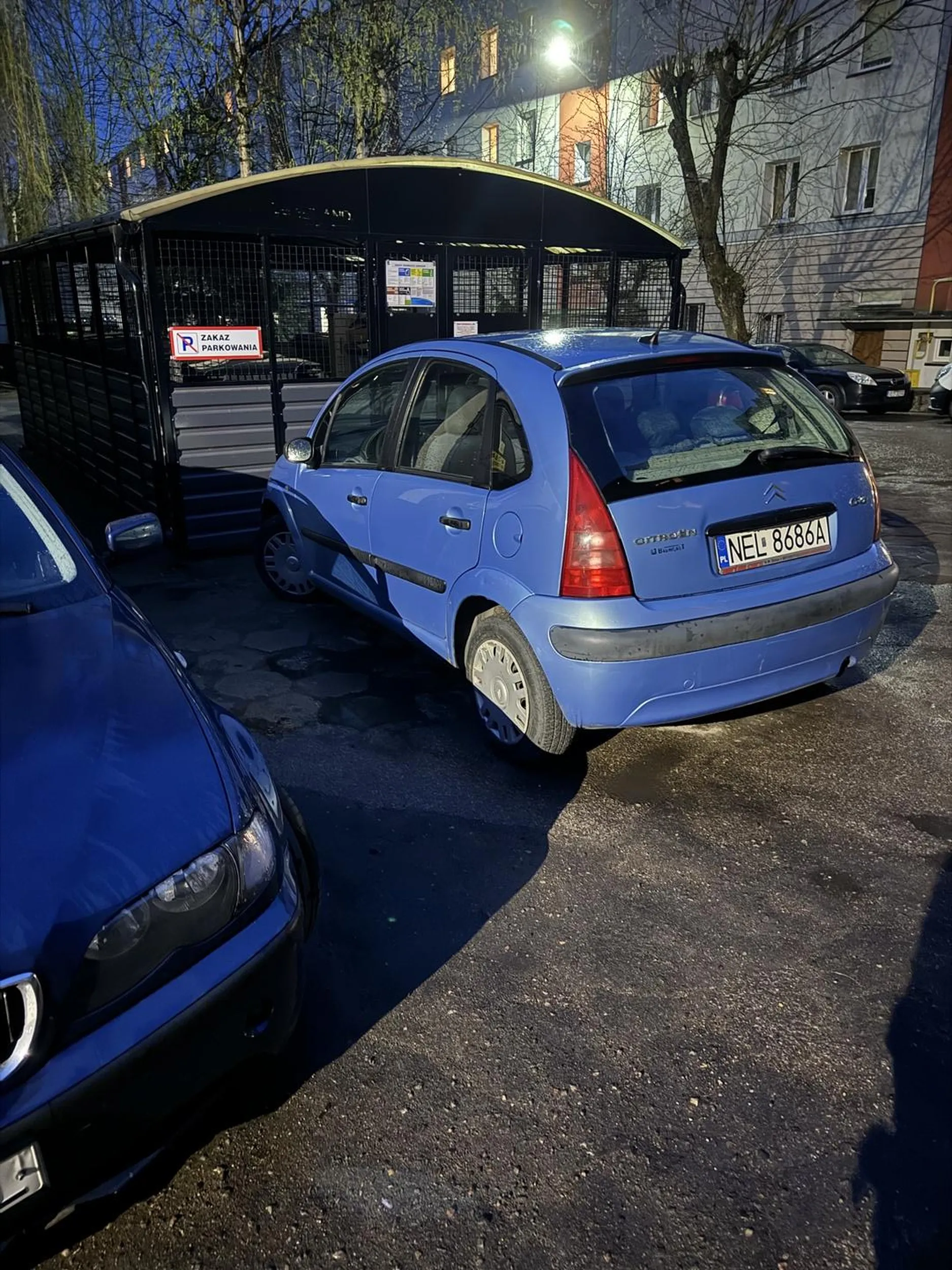 Ktoś tu chyba ma problemy z czytaniem. Następnym razem parkuj tak, żeby było przejście :)