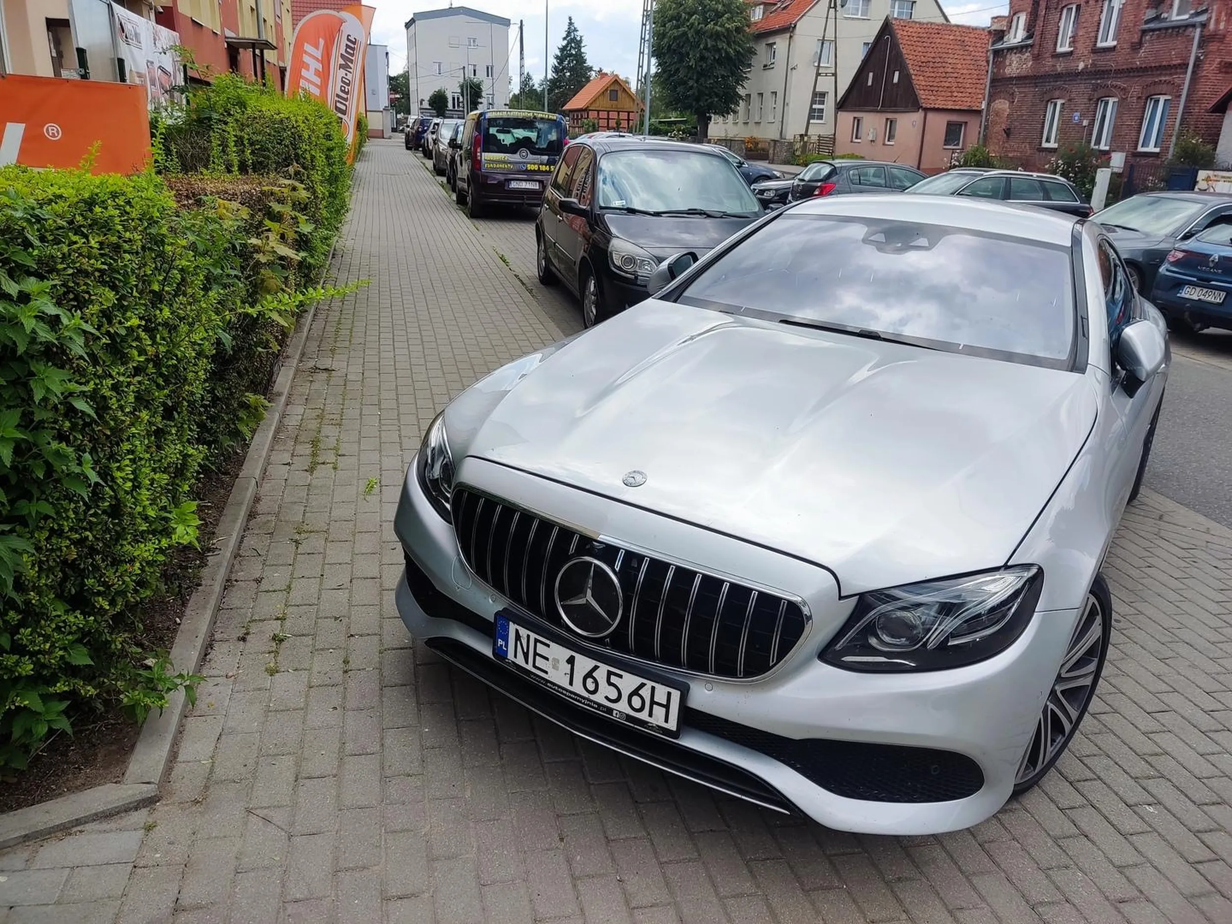 Co trzeba mieć w głowie parkując w taki sposób by dla pieszych zostało 30cm chodnika?