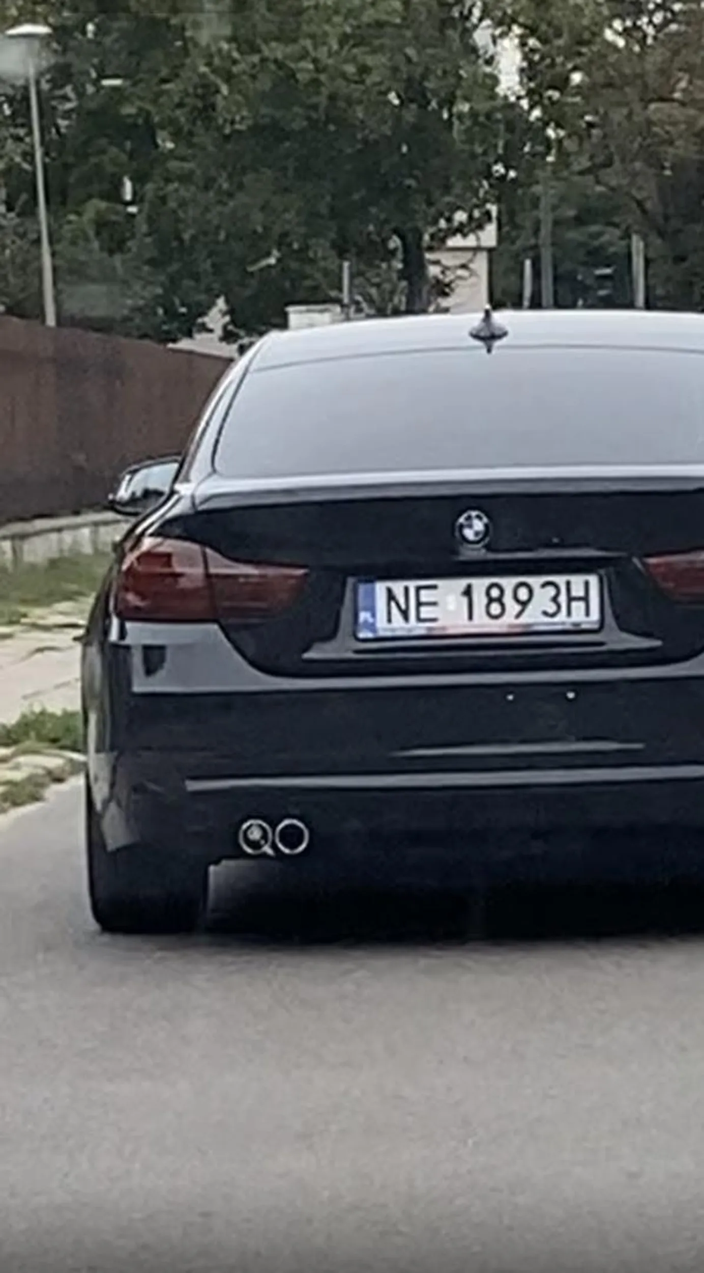 Chłopaczek z BMW jeździ z trąbką na wydech