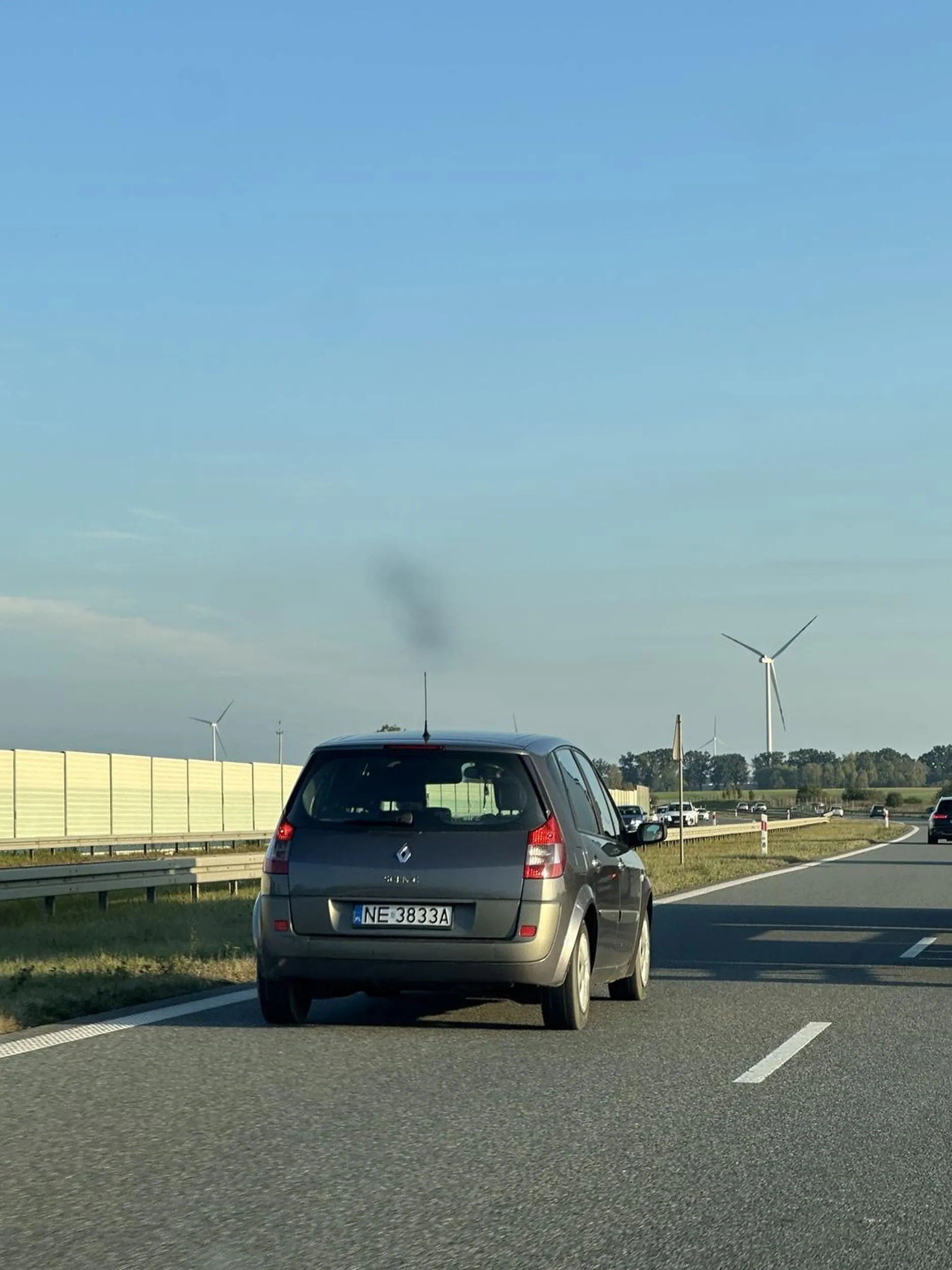 Wlecze się lewym mimo, ze nie wyprzedza, zajeżdza drogę A za środkowego palca to nawet nie skomentuję gdzie może sobie go wsadzić :D