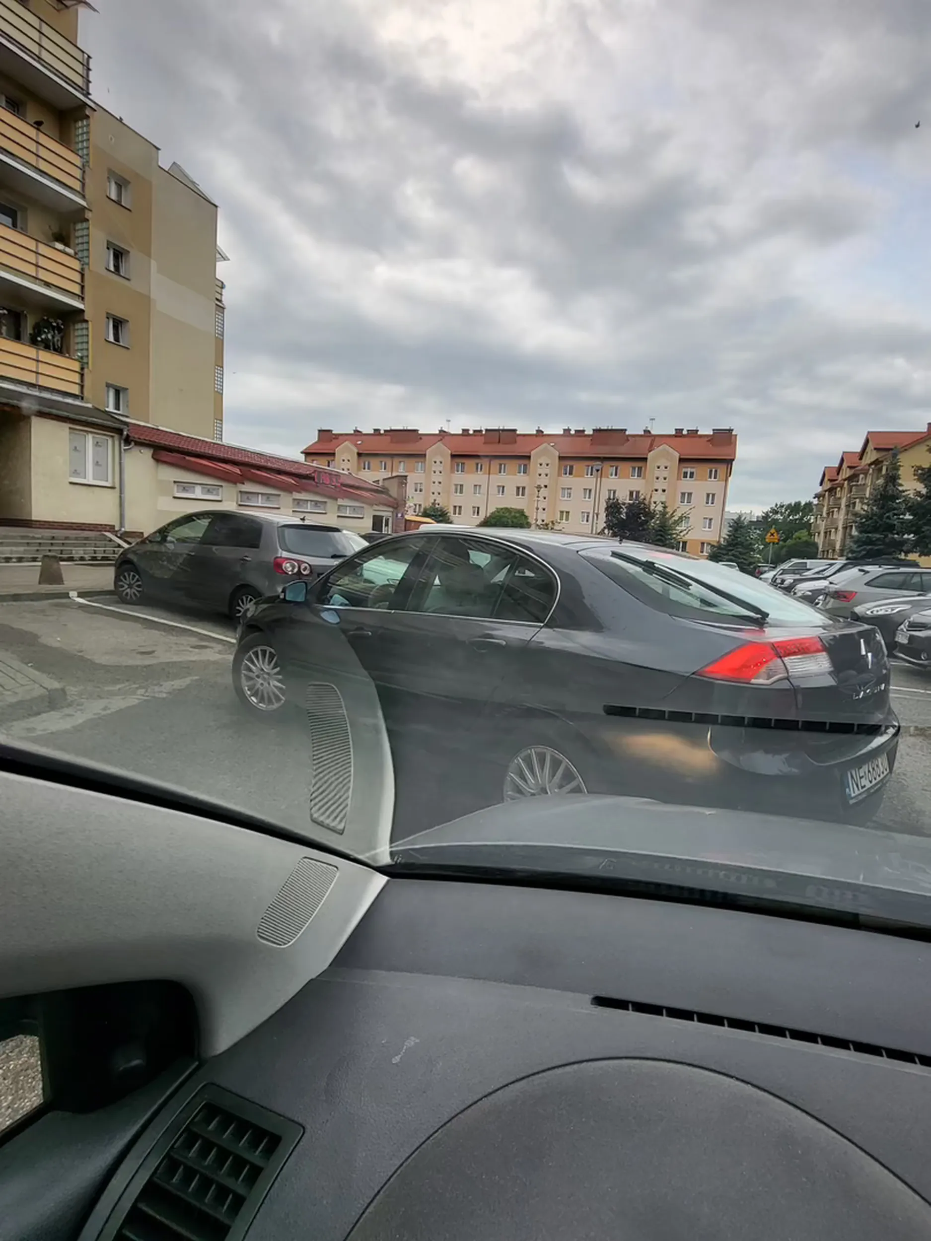 Ziomek na ulicy najpierw wymusił a gdy już zatrzymał ruch to stwierdził, że z drogi zrobi se parking i o 7:50 stał kilka min tamując ruch na drodze. Idiotów nie brak ale ten dba żeby ludzie o tym nie zapomnieli. Rzecz jasna był bardzo obużony, że ktoś nie chciał ślimakowi ustępować pierwszeństwa które mu się nie należało.