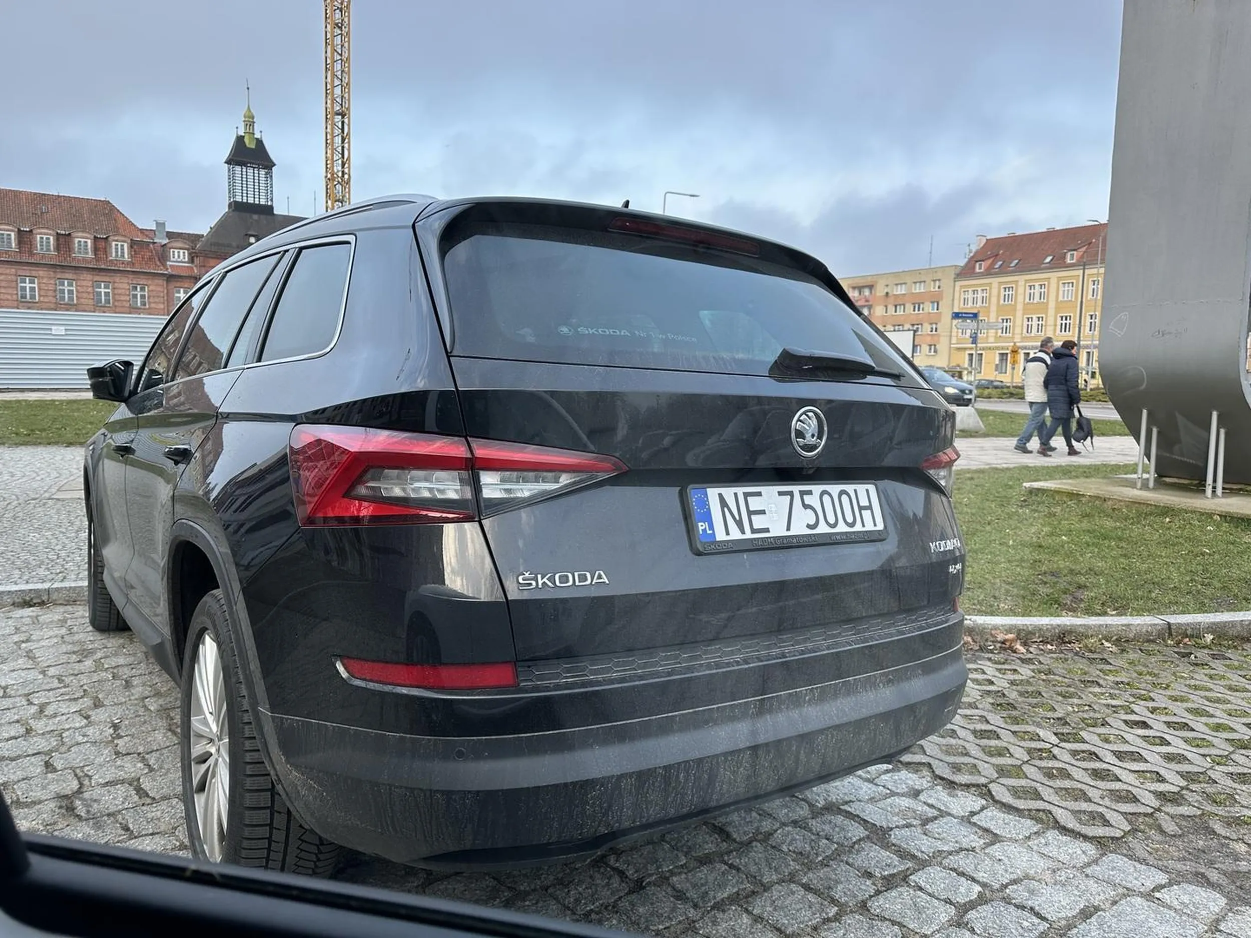 Uwaga, święta krowa na parkingach. Przyblokował auta z drugiej strony stając w miejscu do tego nie przeznaczonym