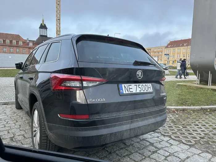 Uwaga, święta krowa na parkingach. Przyblokował auta z drugiej strony stając w miejscu do tego nie przeznaczonym