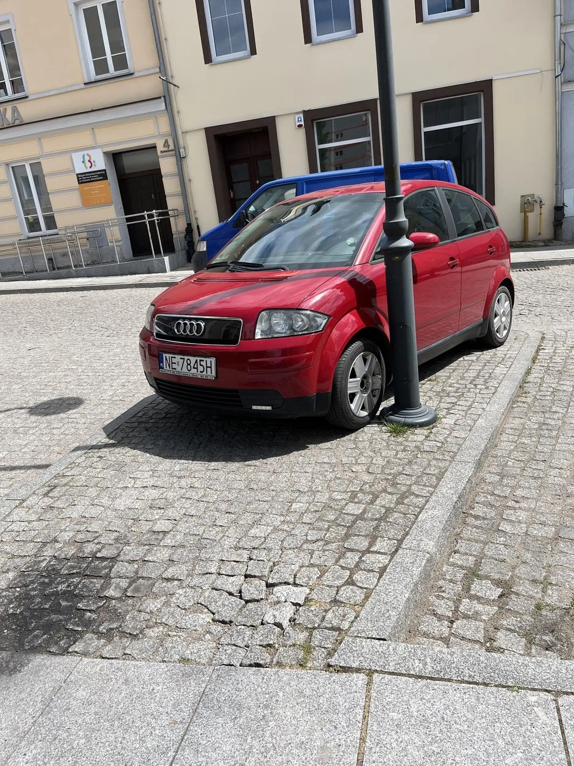 to jakieś specjalne miejsce? tyl tak wystawal ze szło zahaczyć. polecam odnowić kurs prawa jazdy i nauki parkowania w miejscach do tego przeznaczonych