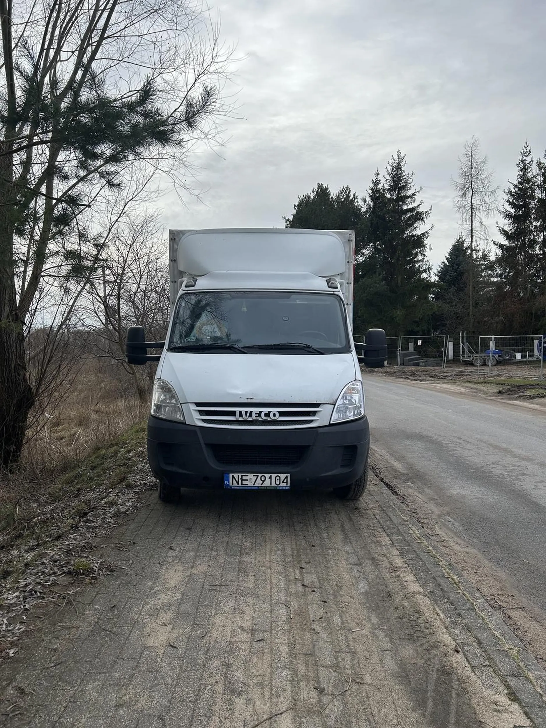 Nie parkuj na całym chodniku a tym bardziej nie na zakrecie;)