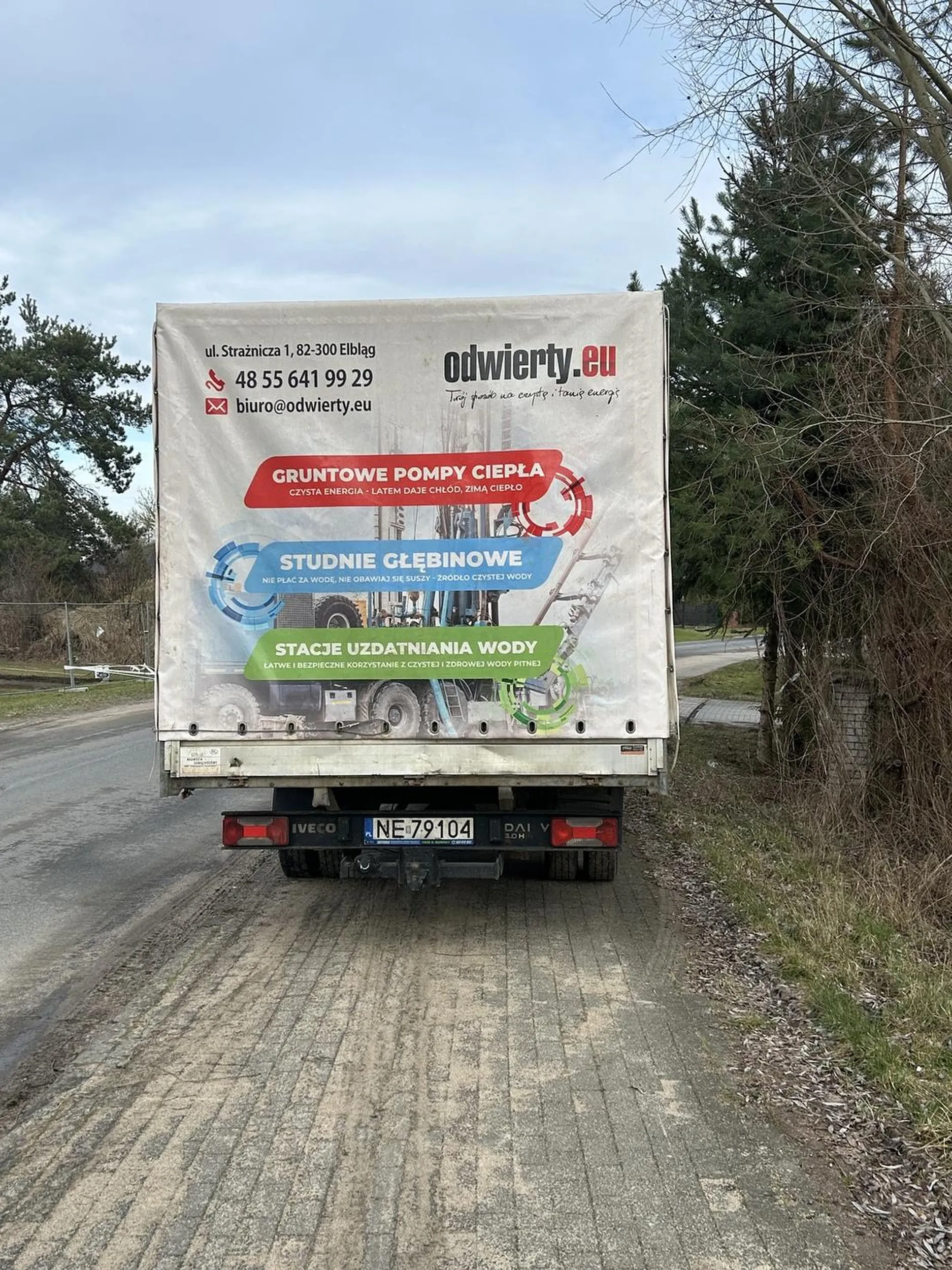 Nie parkuj na całym chodniku a tym bardziej nie na zakrecie;)