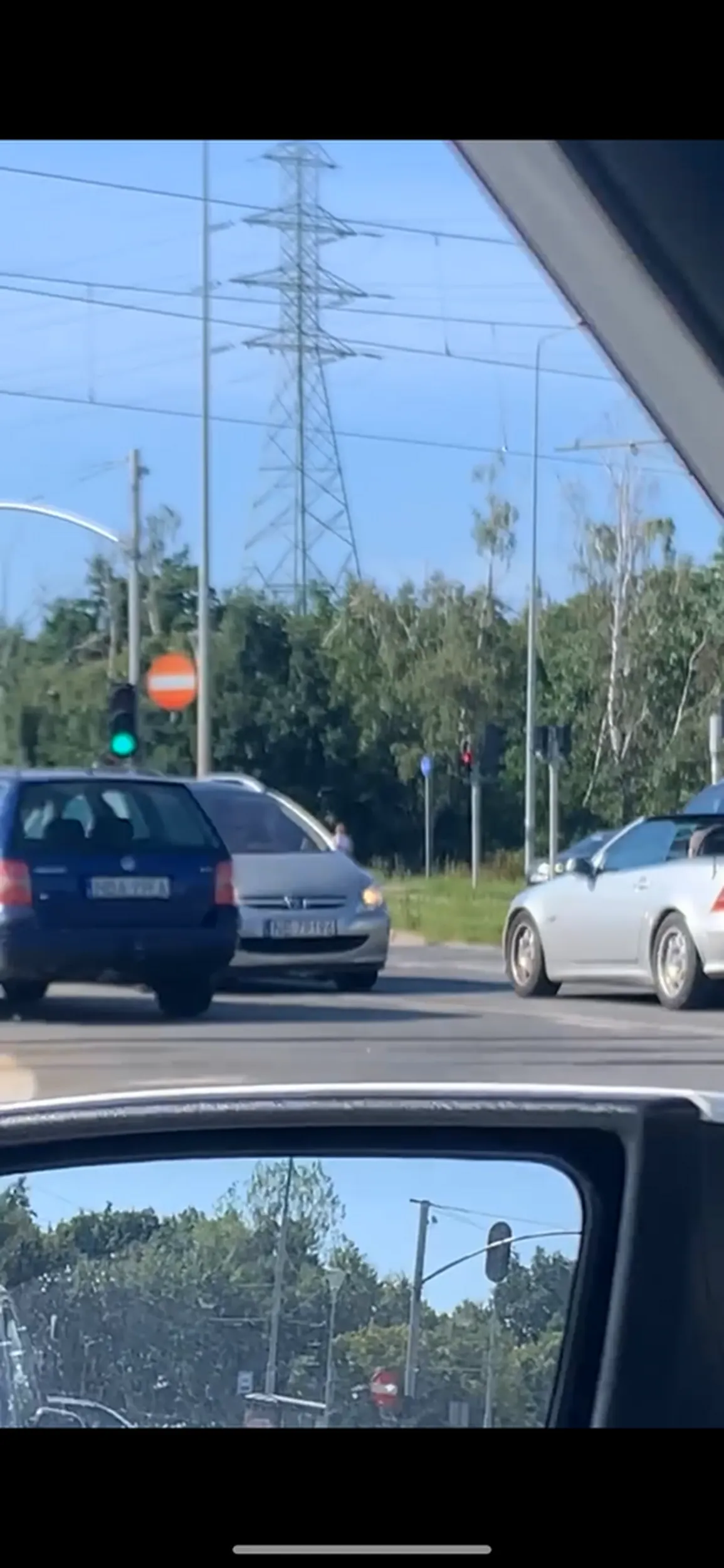 Kompletna wariatka drogowa, leci pod prąd na 3 pasmowej ulicy w Gdańsku, nic nie robi sobie z klaksonów wielu aut i przeciska się między autami dodatkowo wymuszając pierwszeństwa, dramat xD proszę zwrócić prawko do laysów