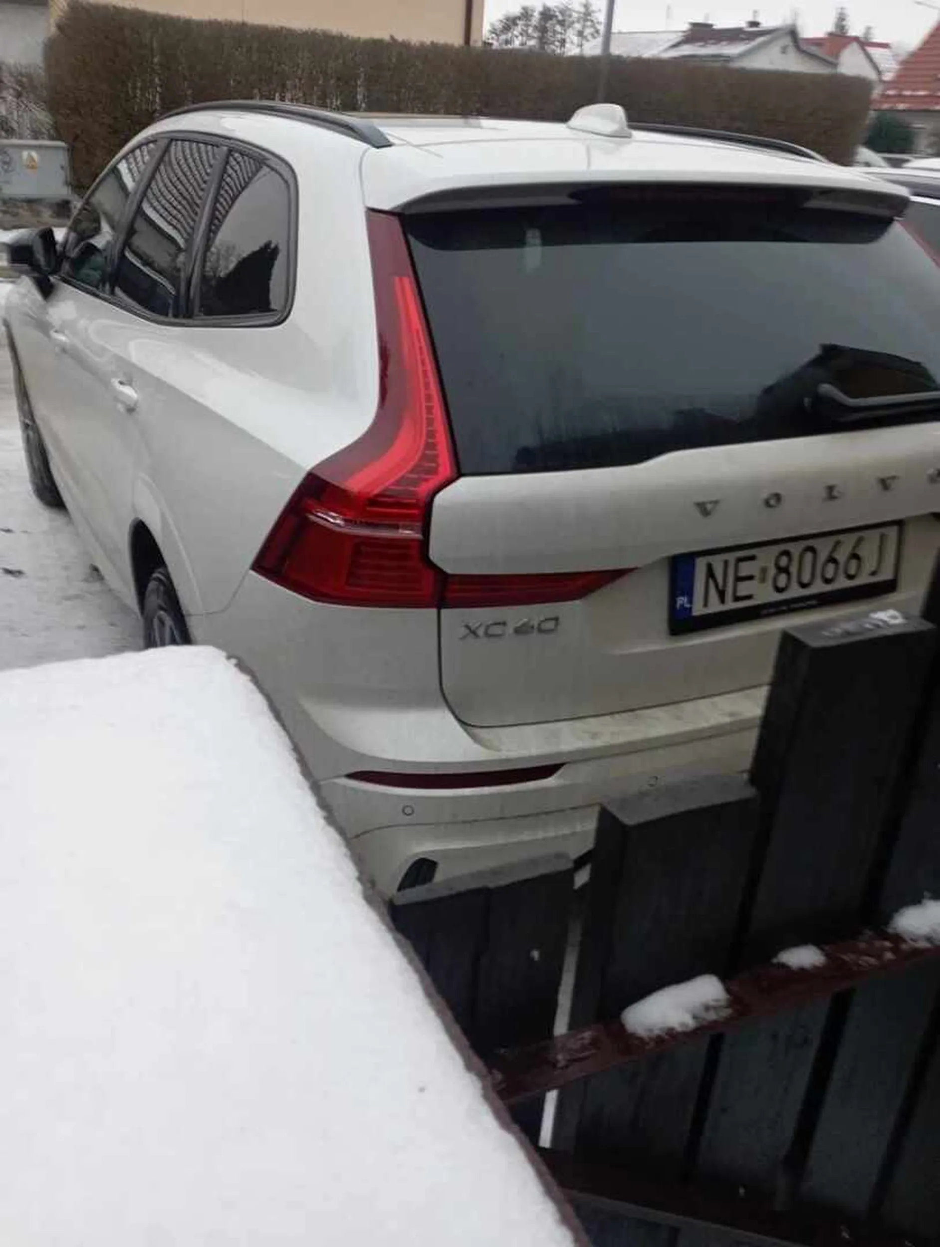 Zaparkowal i zagrodzil wejscie na posesje domu. Kto takiemu dal prawojazdy???.