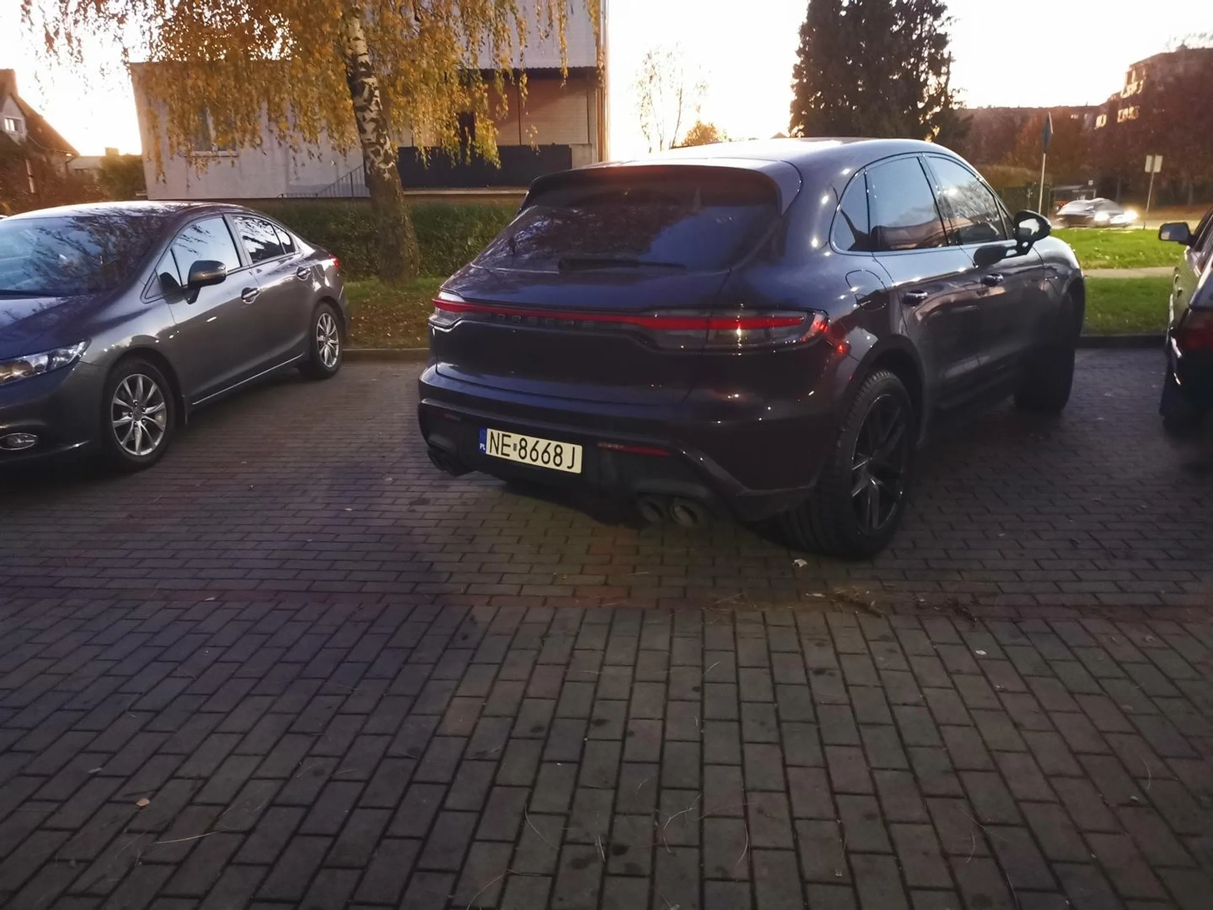 Posiadanie porsche nie uprawnia do parkowania na 3 miejscach parkingowych ale chyba wiąże się nie rozerwalnie z kompleksem małego penisa i brakiem jednej klepki.