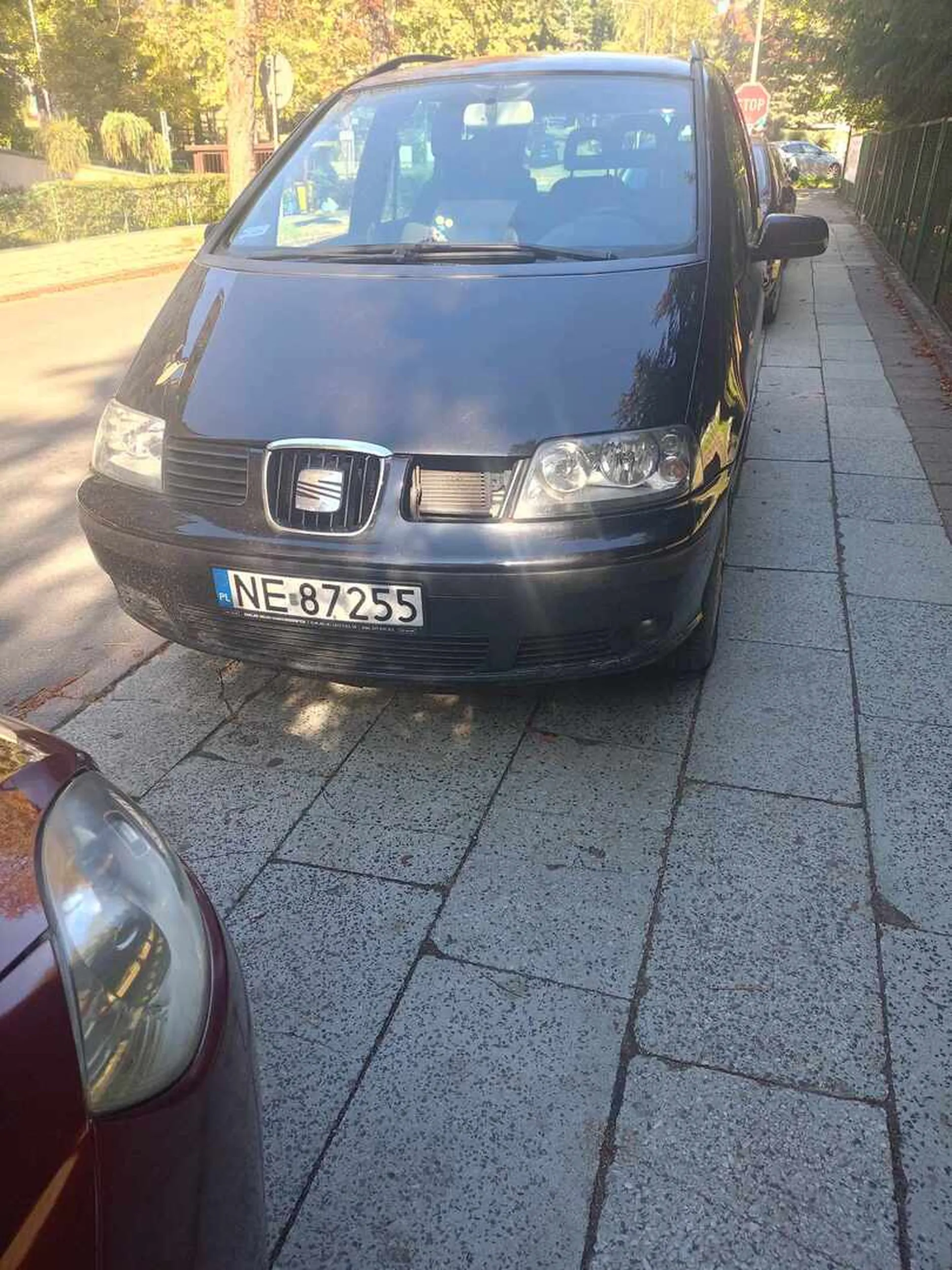 Pani blond włosy parkuje na chodniku nie zostawiając 1,5m odstępu.