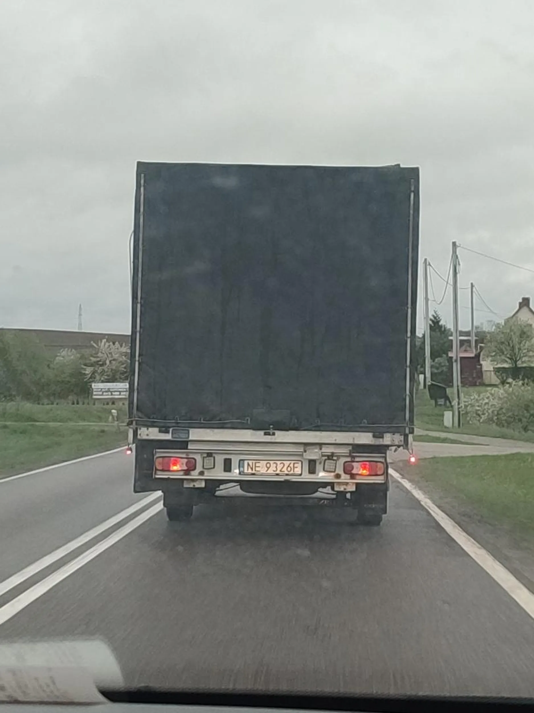 Jedzie za tobą od prawej do lewej, włącza migacze, i światła drogowe bez powodu. Zalecam ostrożność i nie polecam.