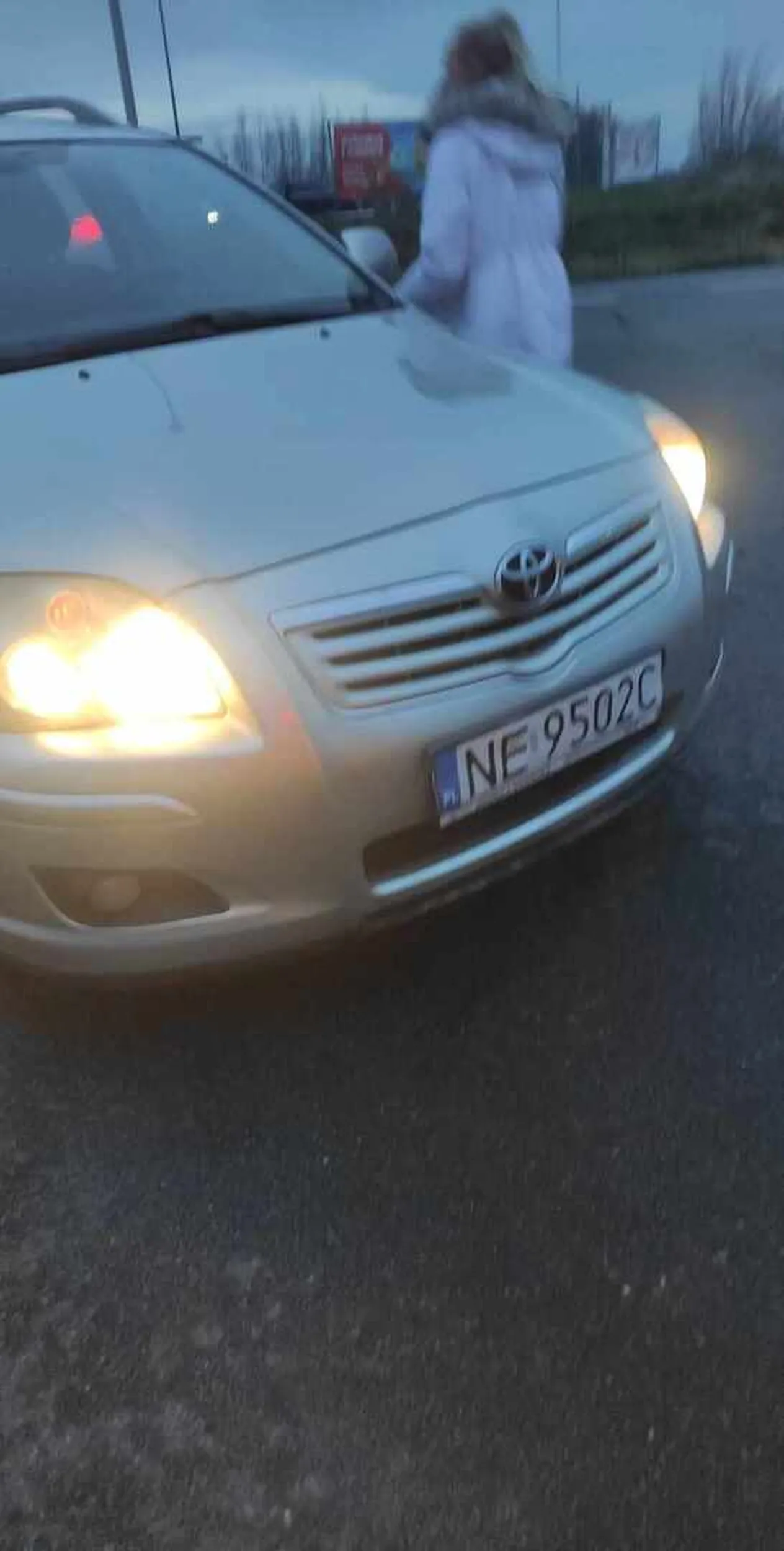 Pani spowodowała kolizję ,uderzając w tył samochodu poprzedzającego , nerwowa i bardzo wulgarna nie polecam szczupłej blondynki w tym aucie ,lekarz już nie pomoże na Banie